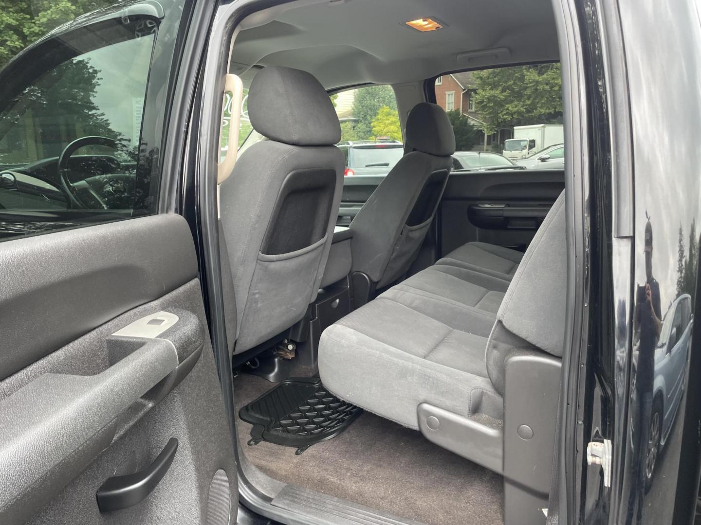 2009 Chevrolet Silverado 1500 LT1 Crew Cab 4WD (3GCEK23359G) with an 5.3L V8 OHV 16V FFV engine, 4-Speed Automatic transmission, located at 101 N. Main Street, Muncy, PA, 17756, (570) 546-5462, 41.207691, -76.785942 - Photo#5