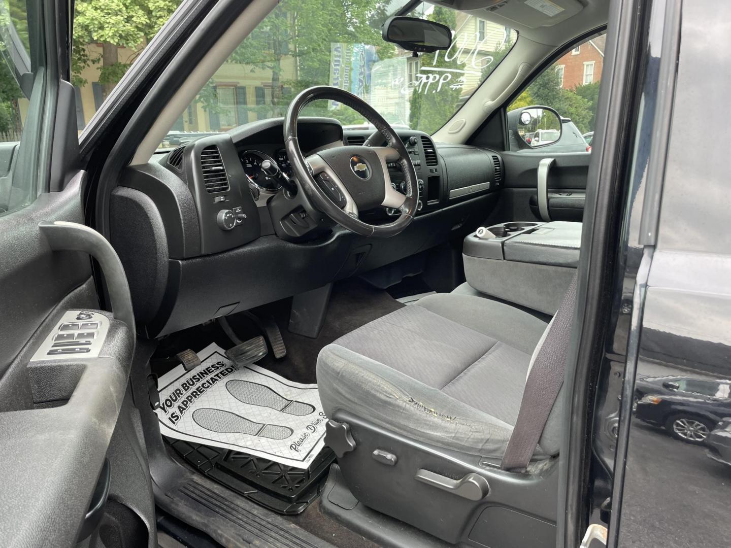 2009 Chevrolet Silverado 1500 LT1 Crew Cab 4WD (3GCEK23359G) with an 5.3L V8 OHV 16V FFV engine, 4-Speed Automatic transmission, located at 101 N. Main Street, Muncy, PA, 17756, (570) 546-5462, 41.207691, -76.785942 - Photo#4