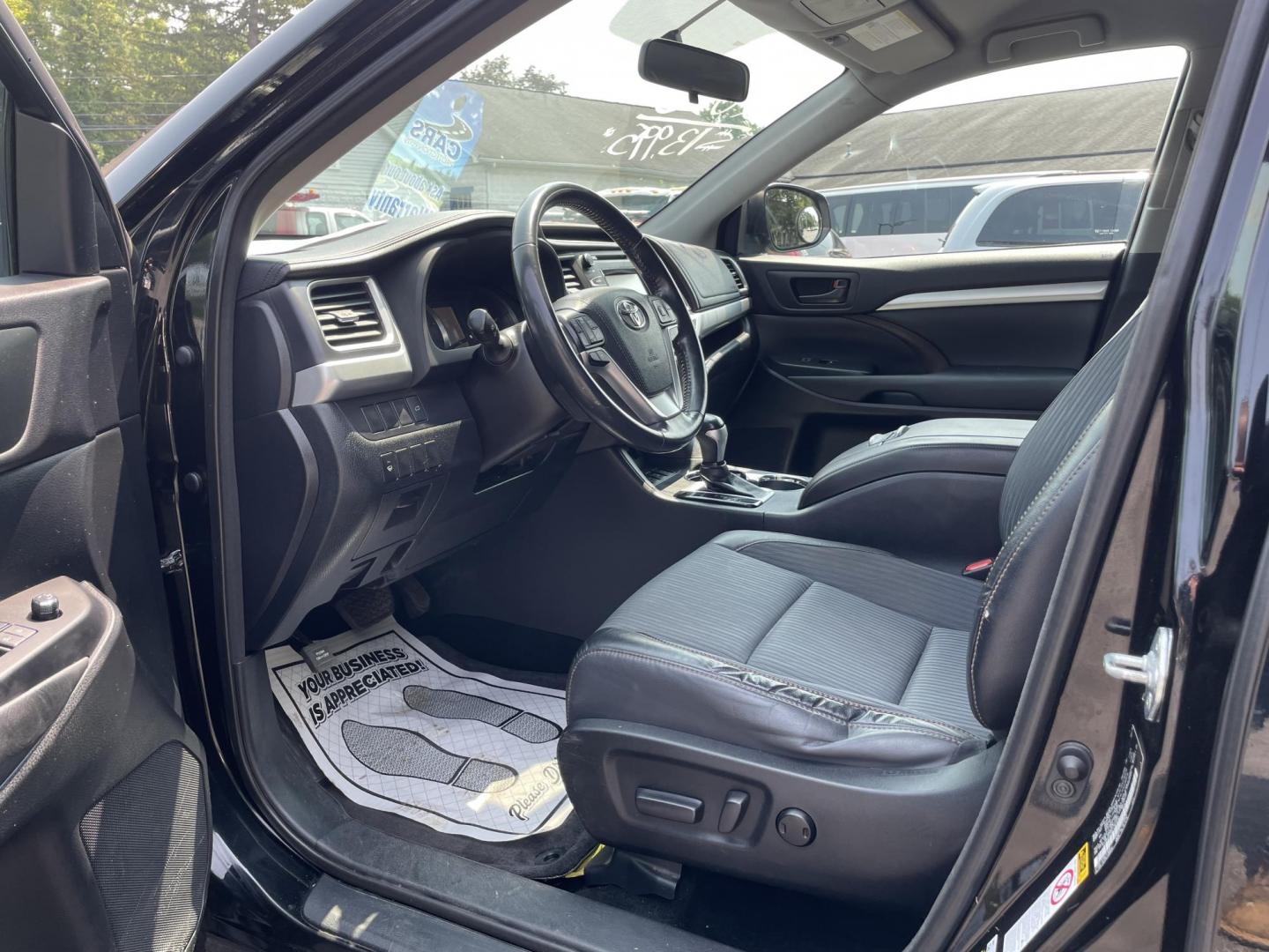 2015 black /black Toyota Highlander LE AWD V6 (5TDBKRFH6FS) with an 3.5L V6 DOHC 24V engine, 6-Speed Automatic transmission, located at 101 N. Main Street, Muncy, PA, 17756, (570) 546-5462, 41.207691, -76.785942 - Photo#5