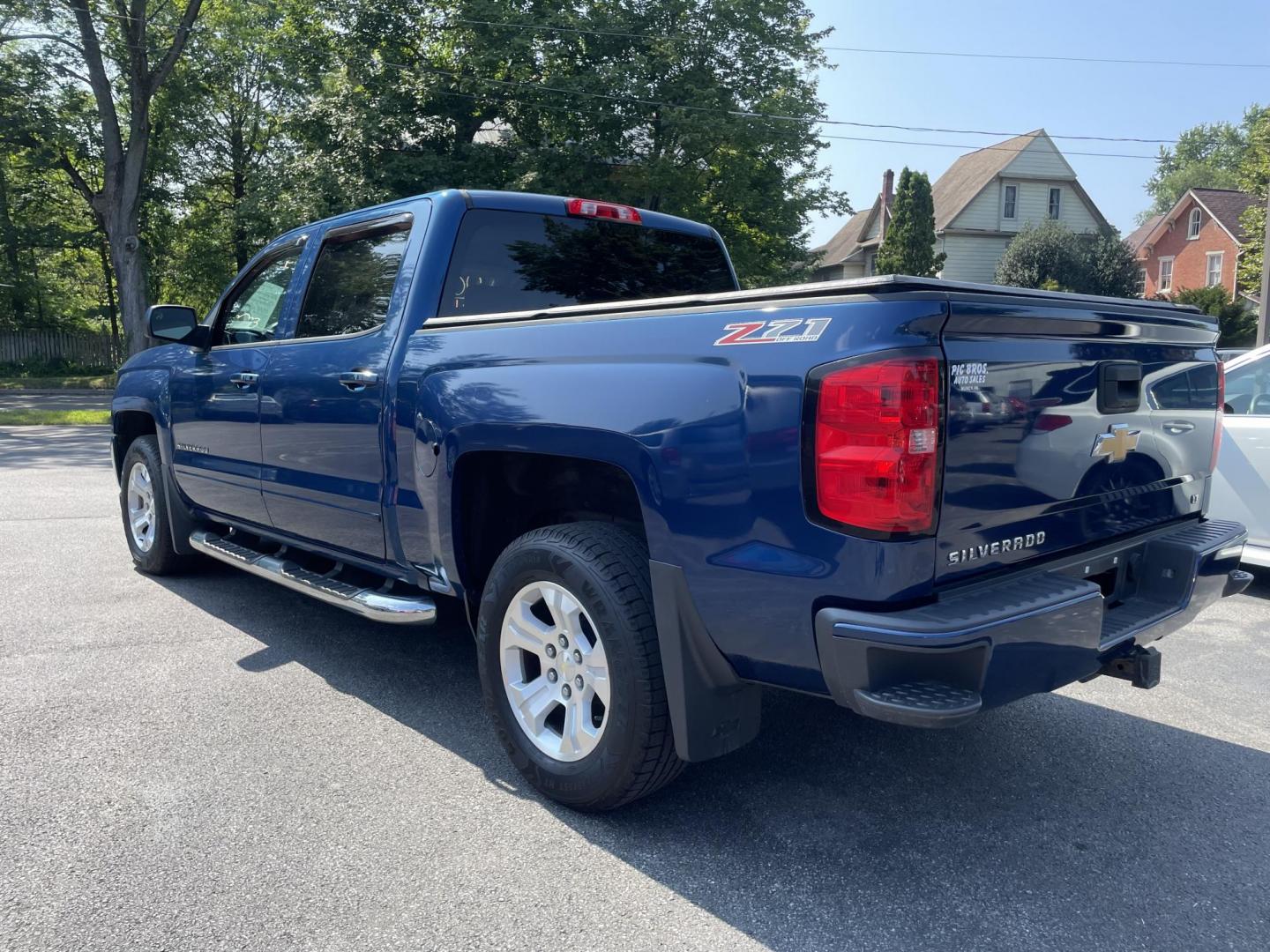 2017 blue /black Chevrolet Silverado 1500 LT Crew Cab 4WD (3GCUKREC5HG) with an 5.3L V8 OHV 16V engine, 6A transmission, located at 101 N. Main Street, Muncy, PA, 17756, (570) 546-5462, 41.207691, -76.785942 - Photo#3