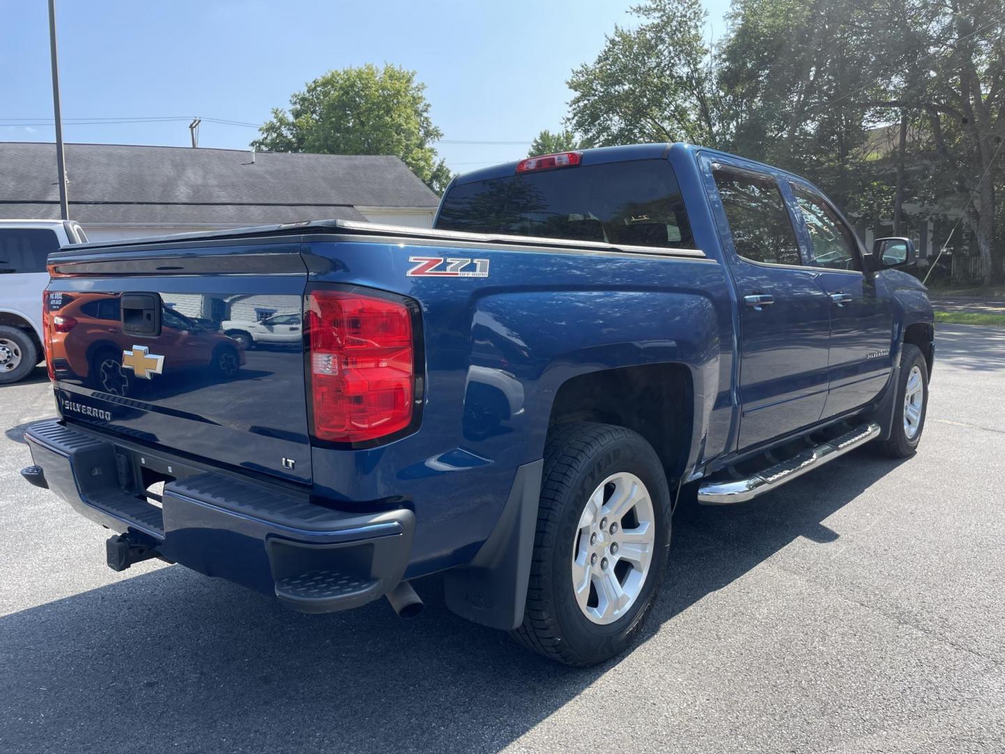 2017 blue /black Chevrolet Silverado 1500 LT Crew Cab 4WD (3GCUKREC5HG) with an 5.3L V8 OHV 16V engine, 6A transmission, located at 101 N. Main Street, Muncy, PA, 17756, (570) 546-5462, 41.207691, -76.785942 - Photo#4