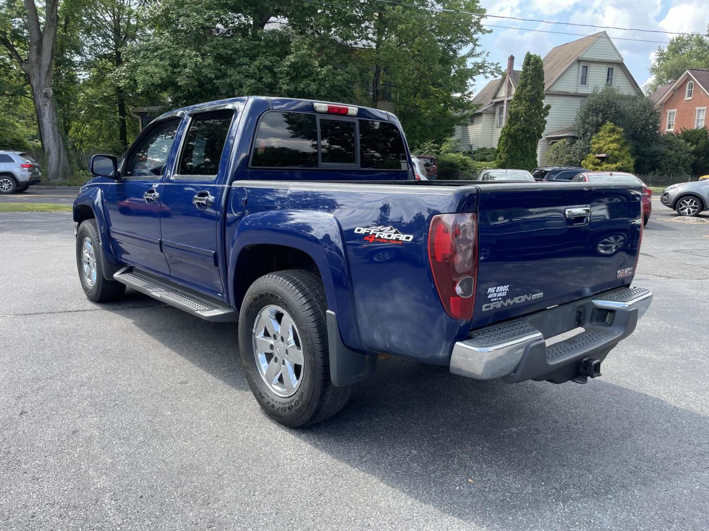 2012 blue GMC Canyon SLE2 Crew Cab 4WD (1GTH6PFE4C8) with an 3.7L L5 DOHC 20V engine, auto transmission, located at 101 N. Main Street, Muncy, PA, 17756, (570) 546-5462, 41.207691, -76.785942 - Photo#3