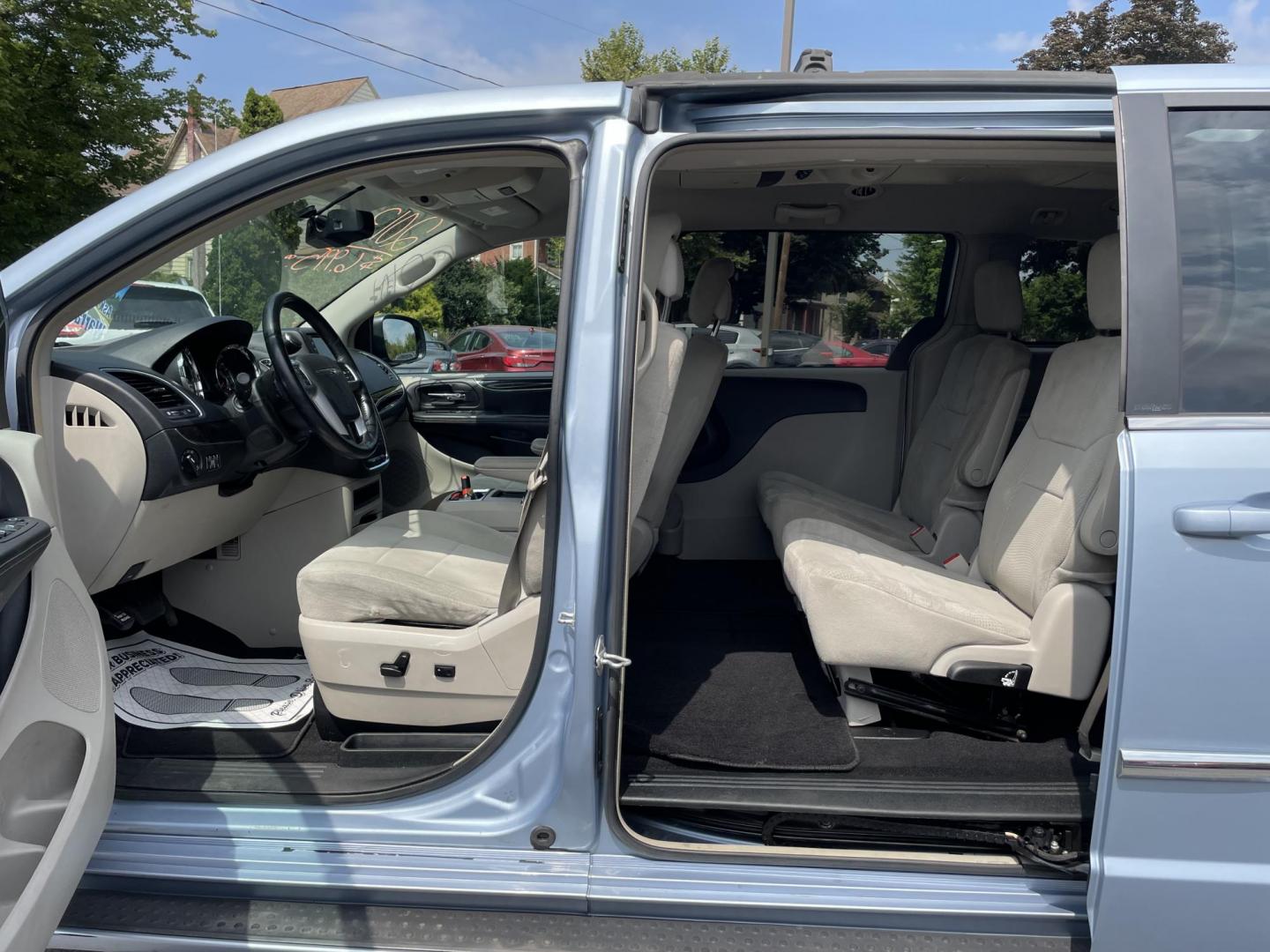 2013 blue /tan Chrysler Town & Country Touring (2C4RC1BG8DR) with an 3.6L V6 DOHC 24V engine, 6-Speed Automatic transmission, located at 101 N. Main Street, Muncy, PA, 17756, (570) 546-5462, 41.207691, -76.785942 - Photo#6