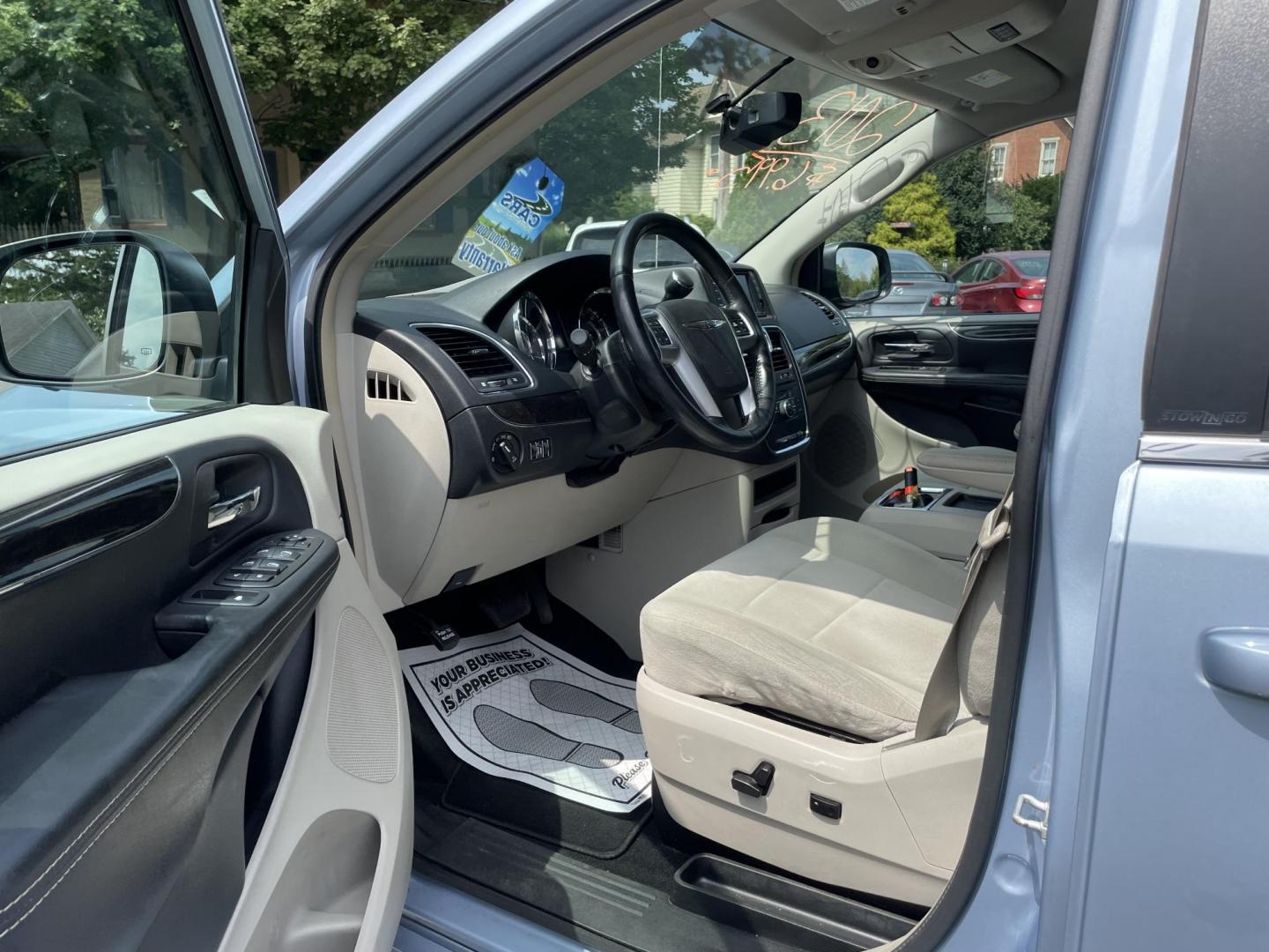 2013 blue /tan Chrysler Town & Country Touring (2C4RC1BG8DR) with an 3.6L V6 DOHC 24V engine, 6-Speed Automatic transmission, located at 101 N. Main Street, Muncy, PA, 17756, (570) 546-5462, 41.207691, -76.785942 - Photo#5