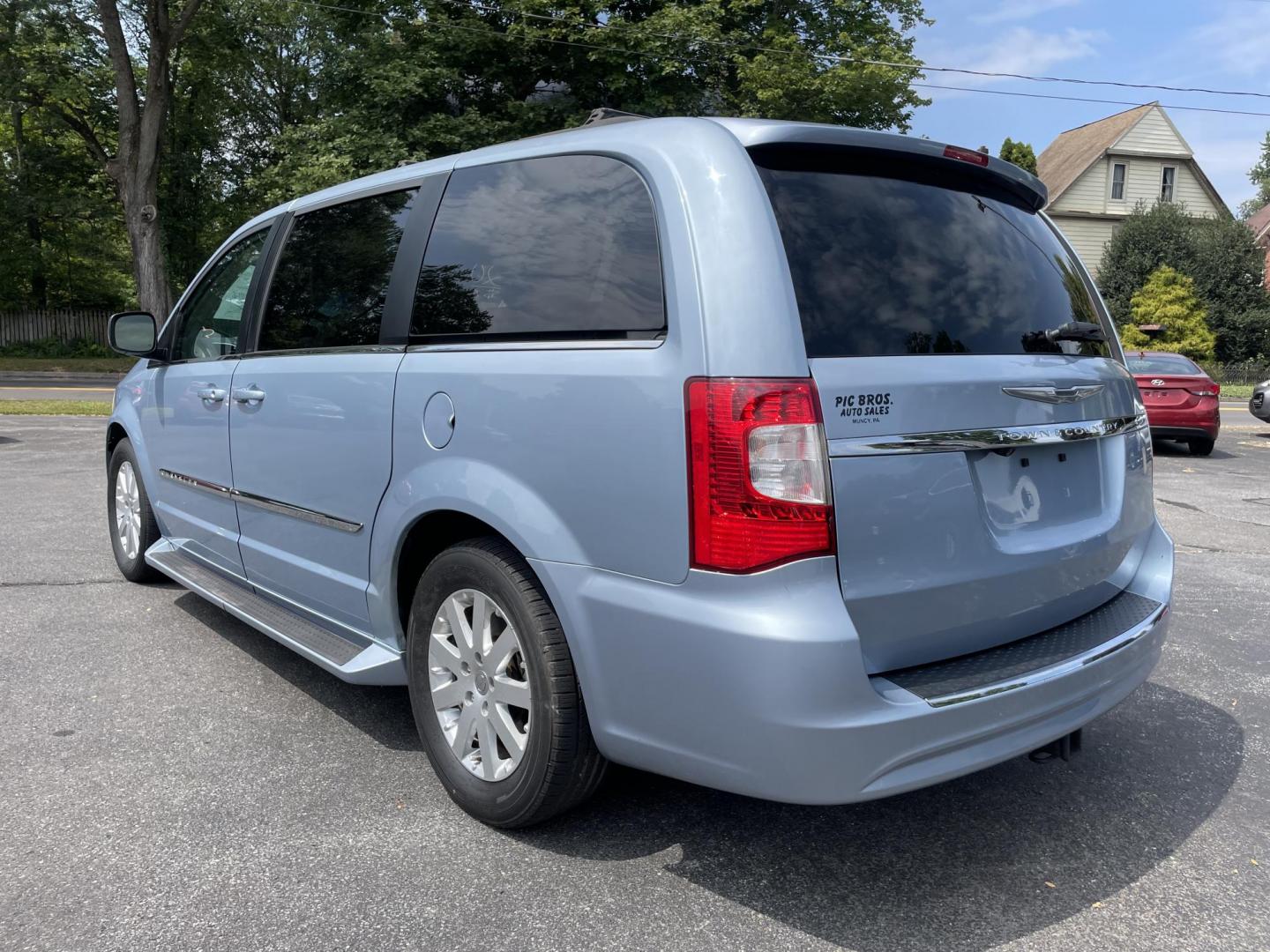 2013 blue /tan Chrysler Town & Country Touring (2C4RC1BG8DR) with an 3.6L V6 DOHC 24V engine, 6-Speed Automatic transmission, located at 101 N. Main Street, Muncy, PA, 17756, (570) 546-5462, 41.207691, -76.785942 - Photo#2