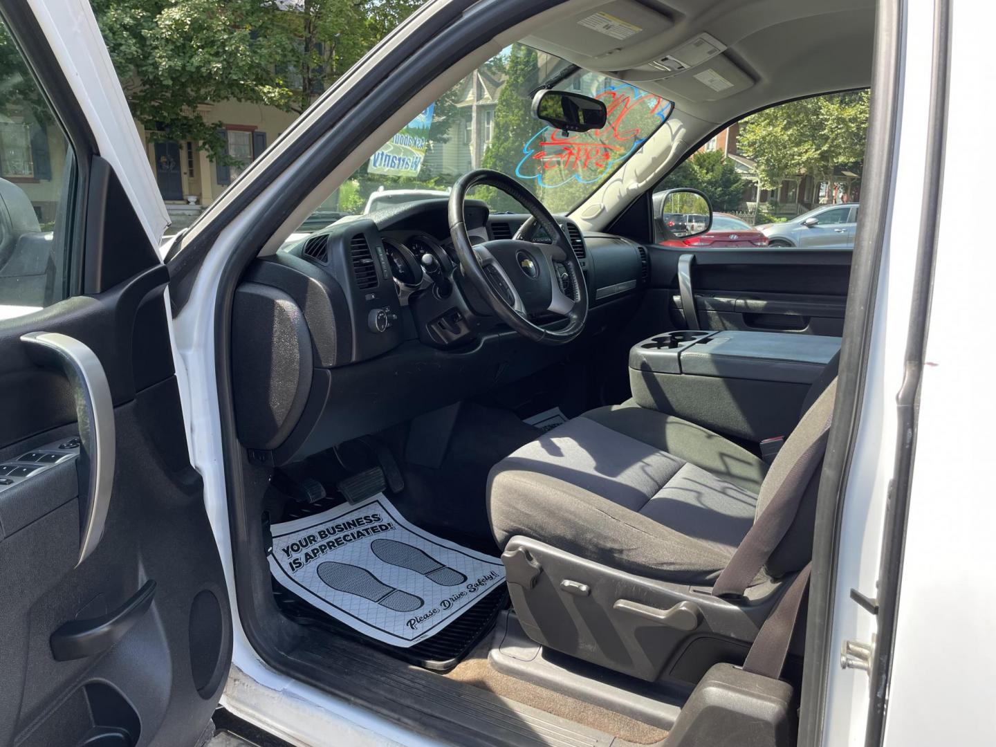 2013 White /black Chevrolet Silverado 1500 LT Ext. Cab Long Box 4WD (1GCRKSE72DZ) with an 5.3L V8 OHV 16V FFV engine, 6-Speed Automatic transmission, located at 101 N. Main Street, Muncy, PA, 17756, (570) 546-5462, 41.207691, -76.785942 - Photo#6