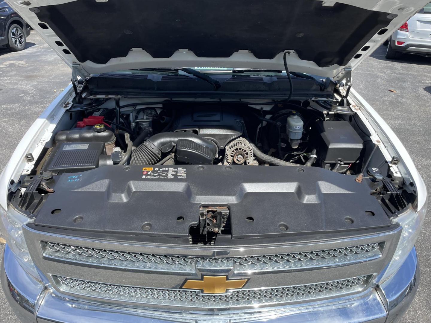 2013 White /black Chevrolet Silverado 1500 LT Ext. Cab Long Box 4WD (1GCRKSE72DZ) with an 5.3L V8 OHV 16V FFV engine, 6-Speed Automatic transmission, located at 101 N. Main Street, Muncy, PA, 17756, (570) 546-5462, 41.207691, -76.785942 - Photo#8