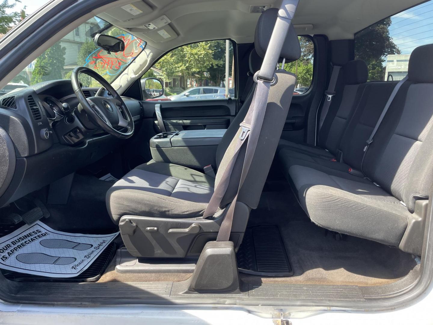 2013 White /black Chevrolet Silverado 1500 LT Ext. Cab Long Box 4WD (1GCRKSE72DZ) with an 5.3L V8 OHV 16V FFV engine, 6-Speed Automatic transmission, located at 101 N. Main Street, Muncy, PA, 17756, (570) 546-5462, 41.207691, -76.785942 - Photo#7