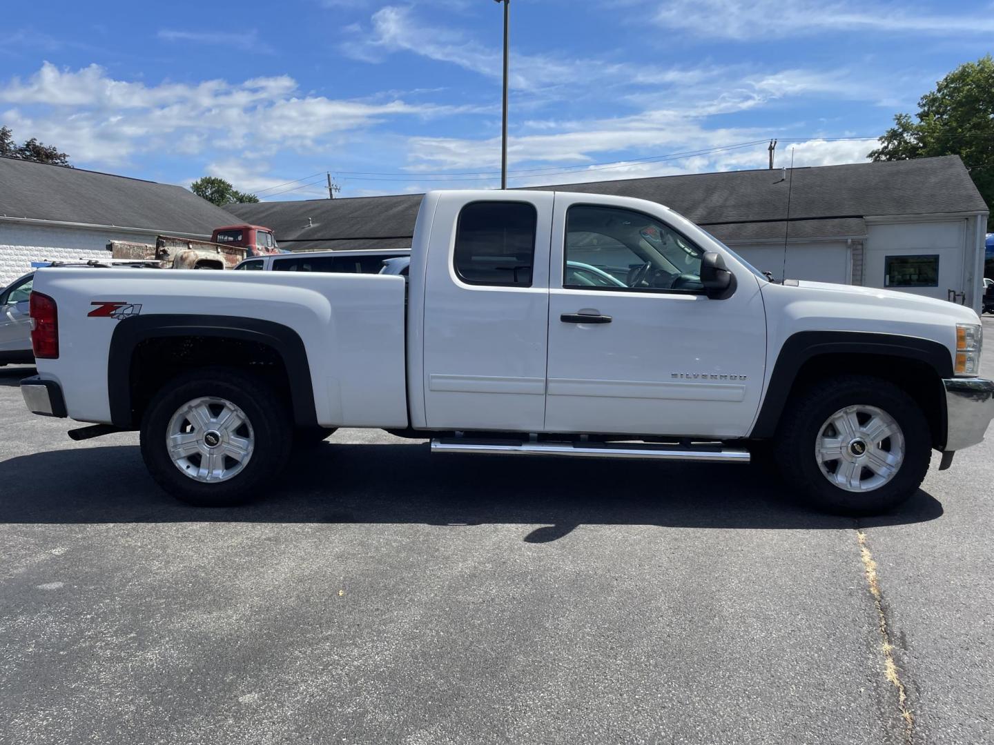 2013 White /black Chevrolet Silverado 1500 LT Ext. Cab Long Box 4WD (1GCRKSE72DZ) with an 5.3L V8 OHV 16V FFV engine, 6-Speed Automatic transmission, located at 101 N. Main Street, Muncy, PA, 17756, (570) 546-5462, 41.207691, -76.785942 - Photo#5
