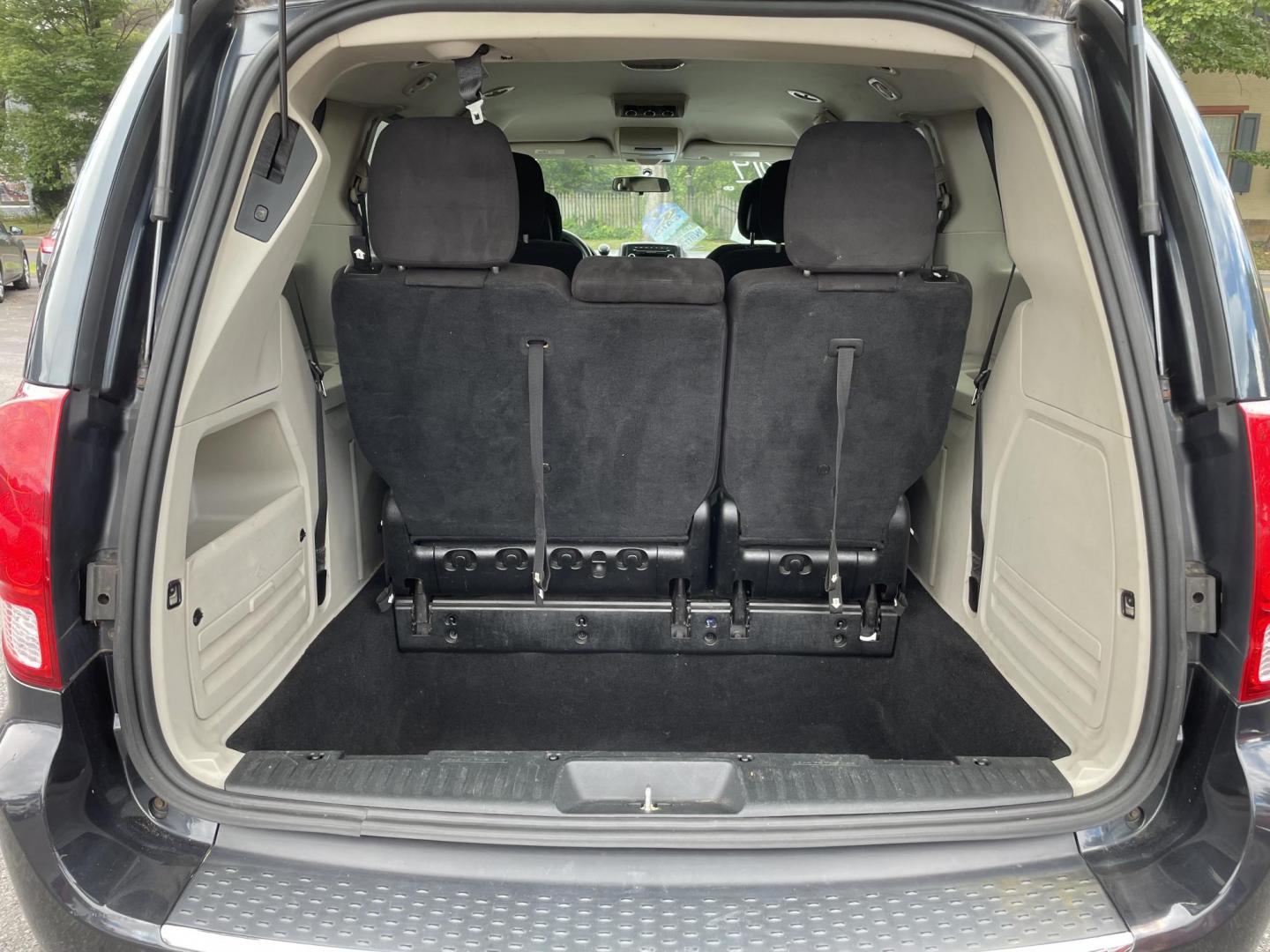 2014 blue /black Dodge Grand Caravan SXT (2C4RDGCG0ER) with an 3.6L V6 DOHC 24V engine, 6-Speed Automatic transmission, located at 101 N. Main Street, Muncy, PA, 17756, (570) 546-5462, 41.207691, -76.785942 - Photo#8