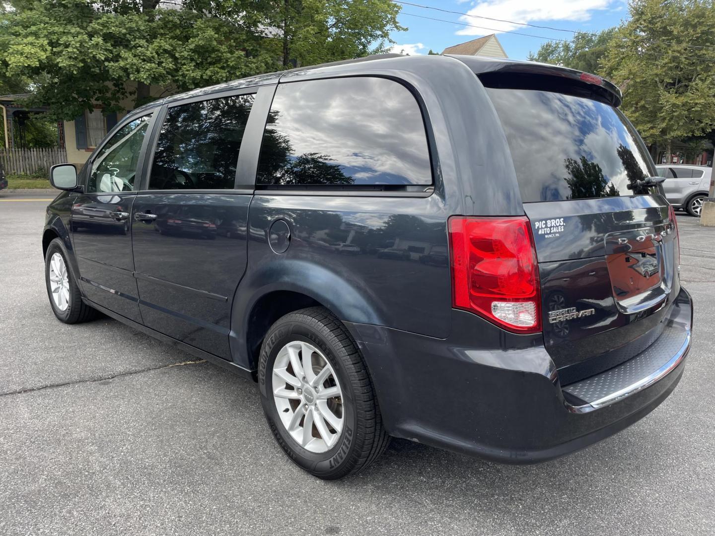 2014 blue /black Dodge Grand Caravan SXT (2C4RDGCG0ER) with an 3.6L V6 DOHC 24V engine, 6-Speed Automatic transmission, located at 101 N. Main Street, Muncy, PA, 17756, (570) 546-5462, 41.207691, -76.785942 - Photo#2