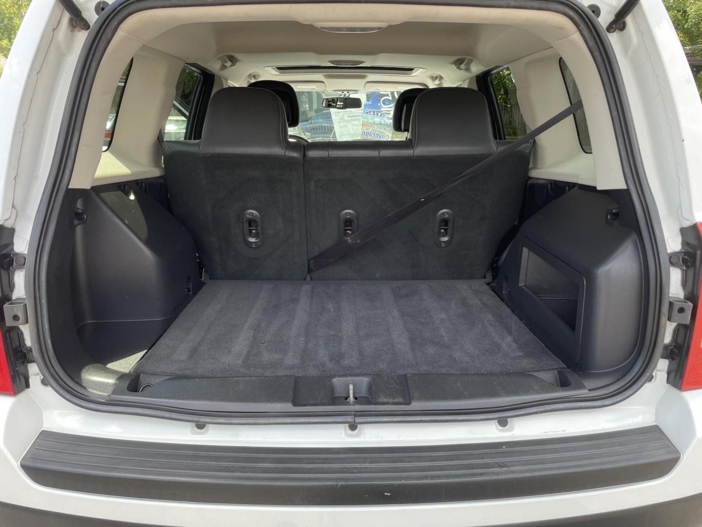 2015 White /black Jeep Patriot Latitude 4WD (1C4NJRFB4FD) with an 2.4L L4 DOHC 16V engine, auto transmission, located at 101 N. Main Street, Muncy, PA, 17756, (570) 546-5462, 41.207691, -76.785942 - Photo#6