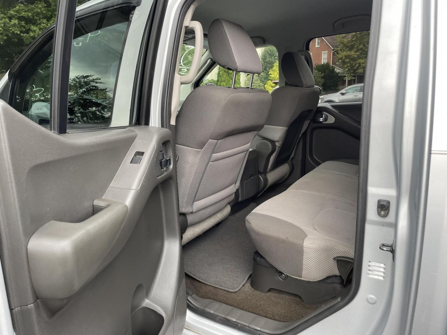 2011 silver Suzuki Equator Sport Crew Cab LWB 4WD (5Z61D0FV1BC) with an 4.0L V6 DOHC 24V engine, 5-Speed Automatic transmission, located at 101 N. Main Street, Muncy, PA, 17756, (570) 546-5462, 41.207691, -76.785942 - Photo#5