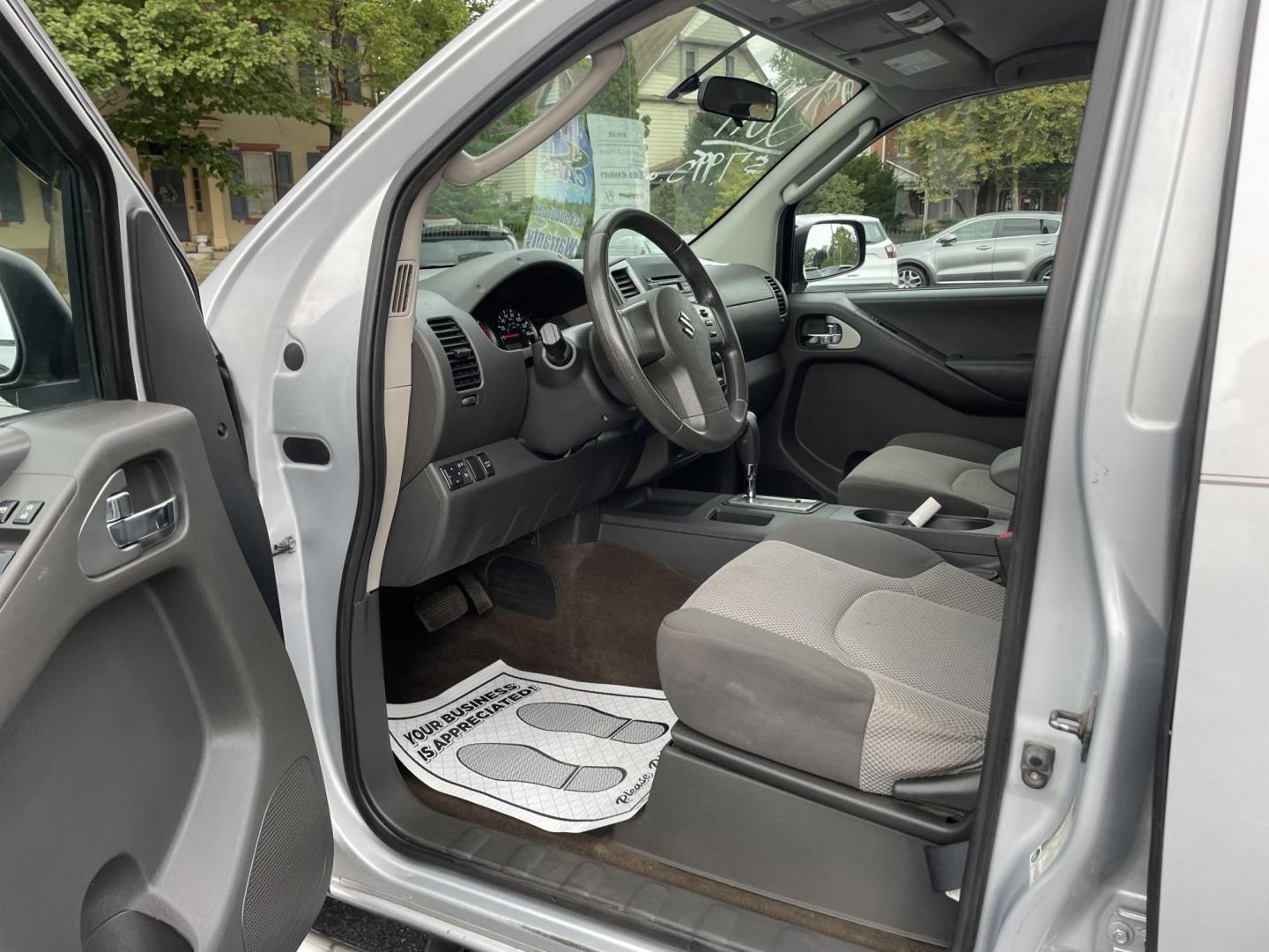 2011 silver Suzuki Equator Sport Crew Cab LWB 4WD (5Z61D0FV1BC) with an 4.0L V6 DOHC 24V engine, 5-Speed Automatic transmission, located at 101 N. Main Street, Muncy, PA, 17756, (570) 546-5462, 41.207691, -76.785942 - Photo#4