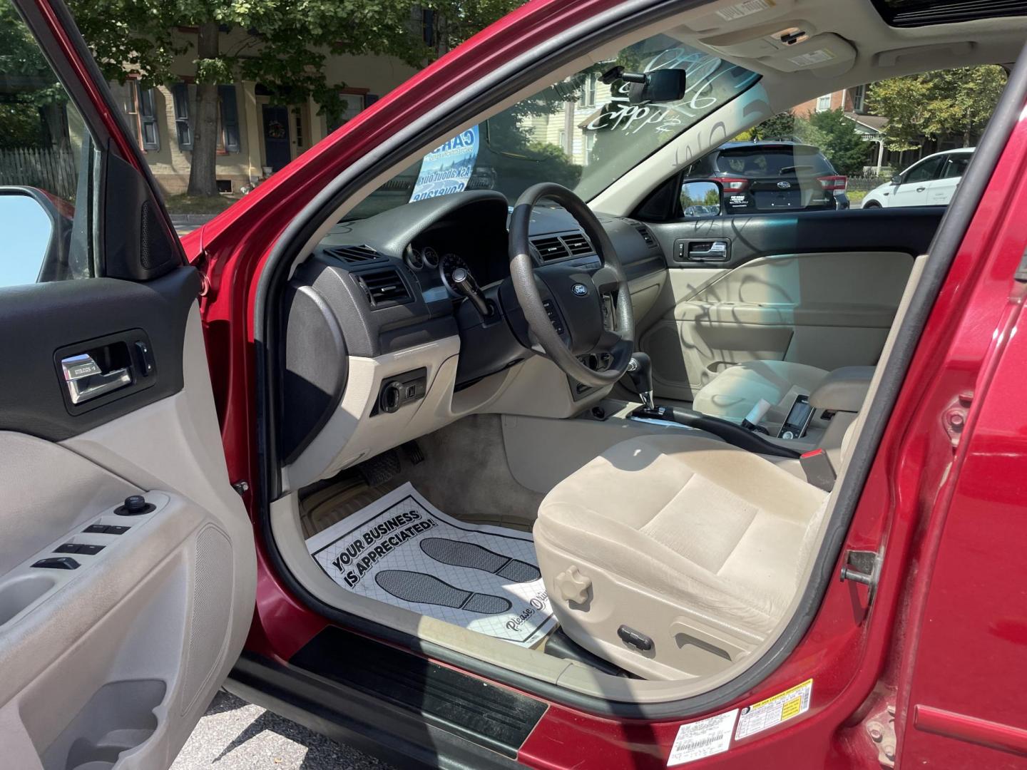 2008 burgandy /tan Ford Fusion V6 SE AWD (3FAHP01138R) with an 3.0L V6 DOHC 24V engine, located at 101 N. Main Street, Muncy, PA, 17756, (570) 546-5462, 41.207691, -76.785942 - Photo#4