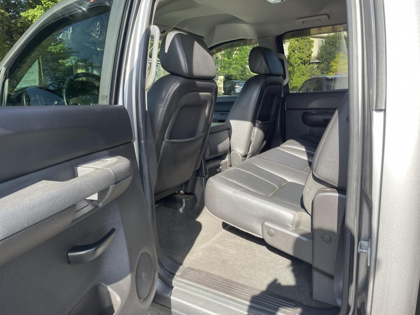 2008 grey /black GMC Sierra 1500 SLE Crew Cab 4WD (2GTEK13YX81) with an 6.0L V8 OHV 16V engine, 4-Speed Automatic Overdrive transmission, located at 101 N. Main Street, Muncy, PA, 17756, (570) 546-5462, 41.207691, -76.785942 - Photo#5