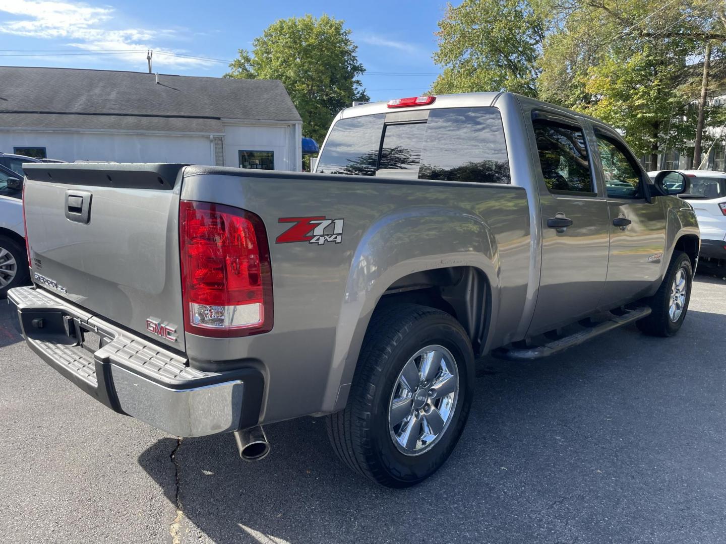 2008 grey /black GMC Sierra 1500 SLE Crew Cab 4WD (2GTEK13YX81) with an 6.0L V8 OHV 16V engine, 4-Speed Automatic Overdrive transmission, located at 101 N. Main Street, Muncy, PA, 17756, (570) 546-5462, 41.207691, -76.785942 - Photo#3