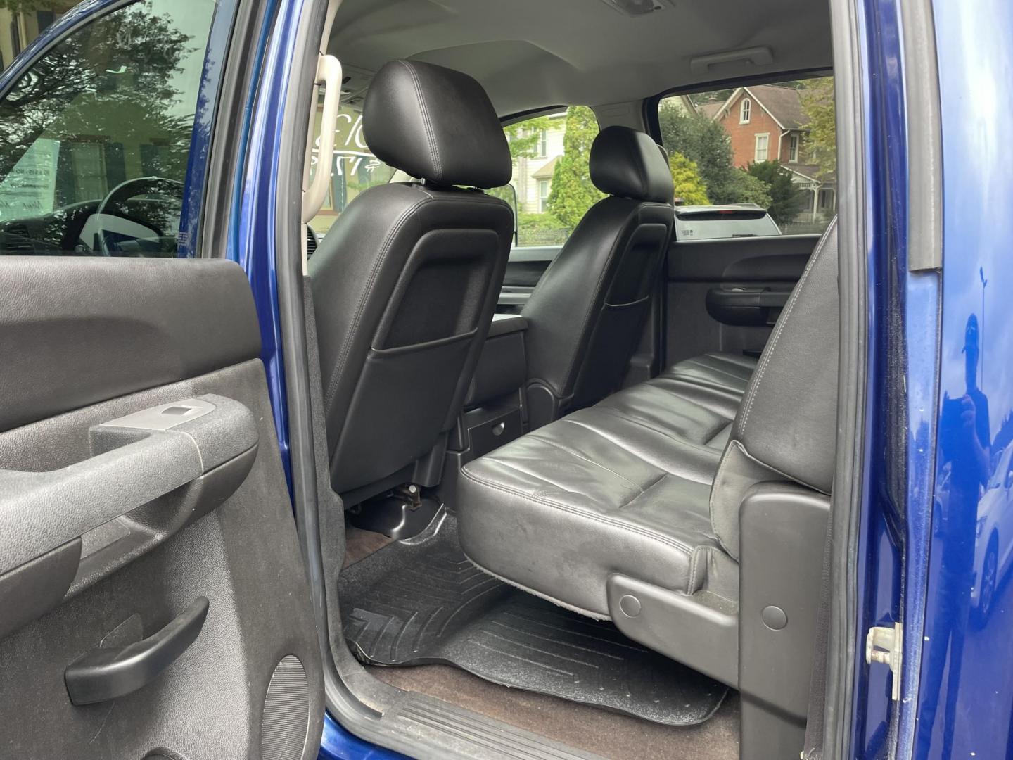 2013 blue /black Chevrolet Silverado 3500HD LT Crew Cab 4WD (1GC4K0C88DF) with an 6.6L V8 OHV 32V TURBO DIESEL engine, 6-Speed Automatic transmission, located at 101 N. Main Street, Muncy, PA, 17756, (570) 546-5462, 41.207691, -76.785942 - Photo#8