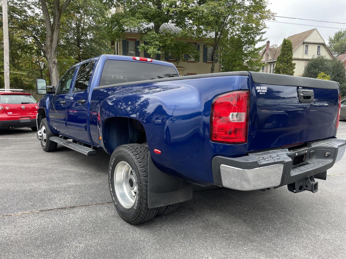 2013 blue /black Chevrolet Silverado 3500HD LT Crew Cab 4WD (1GC4K0C88DF) with an 6.6L V8 OHV 32V TURBO DIESEL engine, 6-Speed Automatic transmission, located at 101 N. Main Street, Muncy, PA, 17756, (570) 546-5462, 41.207691, -76.785942 - Photo#2