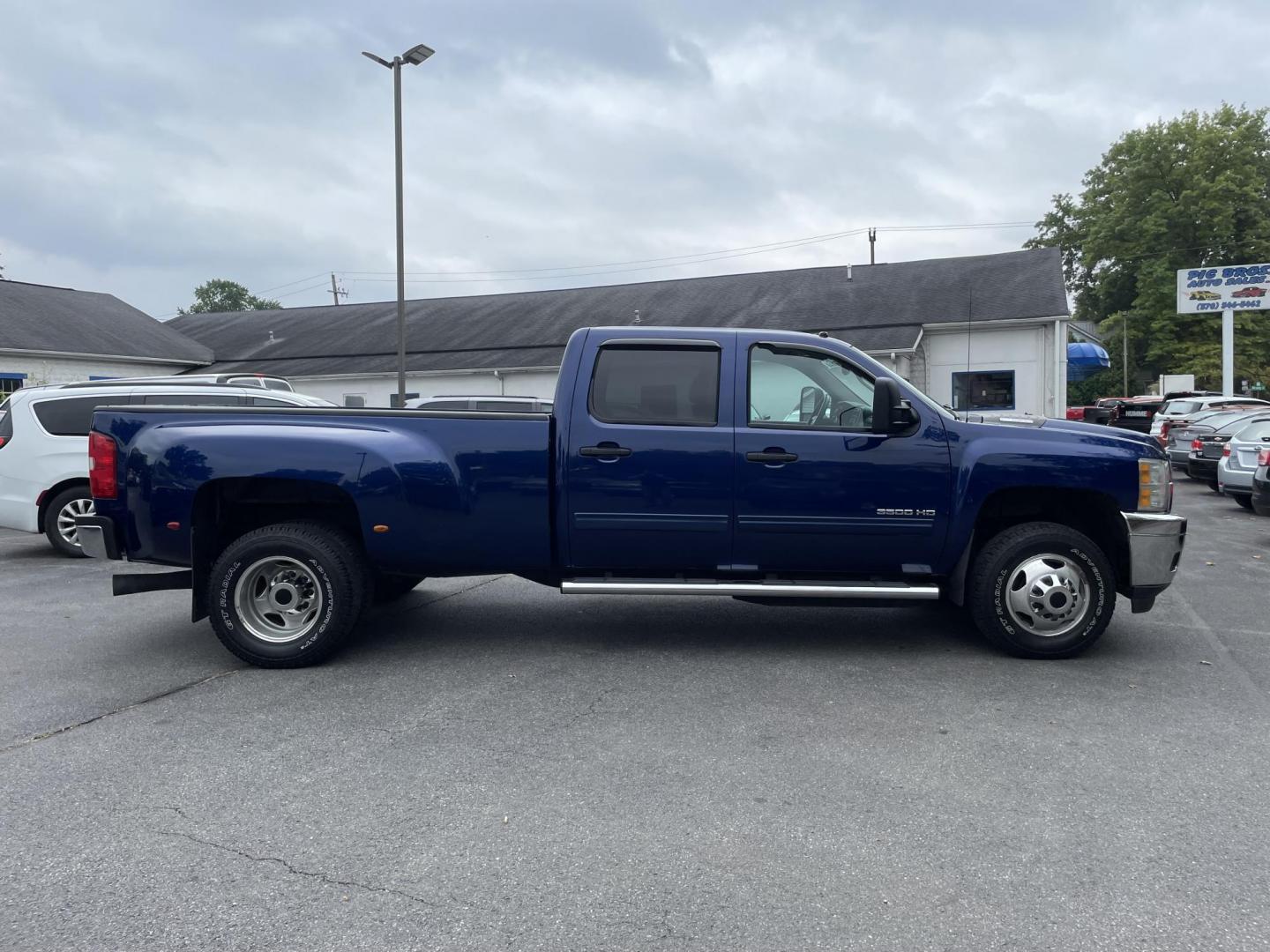 2013 blue /black Chevrolet Silverado 3500HD LT Crew Cab 4WD (1GC4K0C88DF) with an 6.6L V8 OHV 32V TURBO DIESEL engine, 6-Speed Automatic transmission, located at 101 N. Main Street, Muncy, PA, 17756, (570) 546-5462, 41.207691, -76.785942 - Photo#5