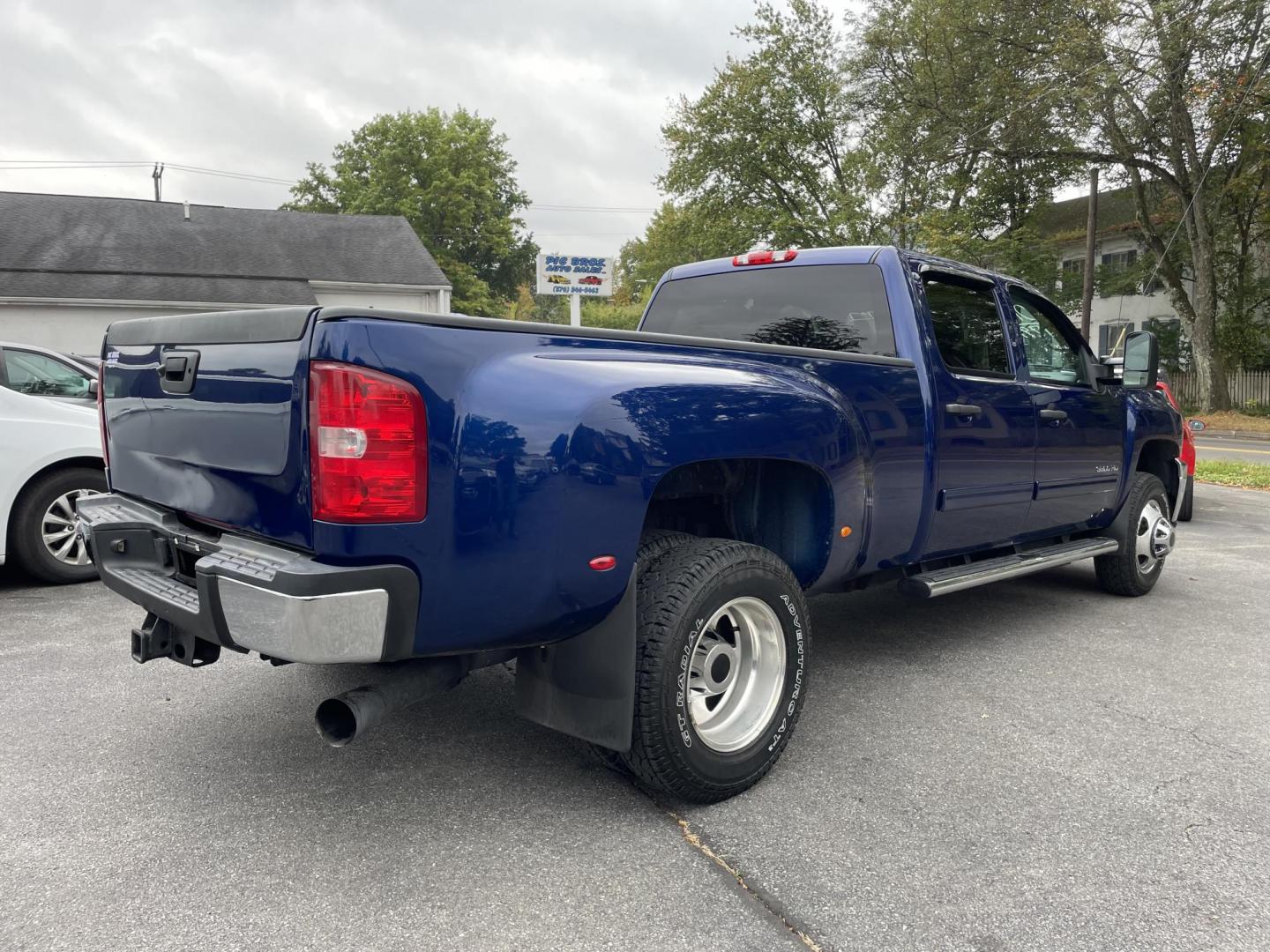 2013 blue /black Chevrolet Silverado 3500HD LT Crew Cab 4WD (1GC4K0C88DF) with an 6.6L V8 OHV 32V TURBO DIESEL engine, 6-Speed Automatic transmission, located at 101 N. Main Street, Muncy, PA, 17756, (570) 546-5462, 41.207691, -76.785942 - Photo#3