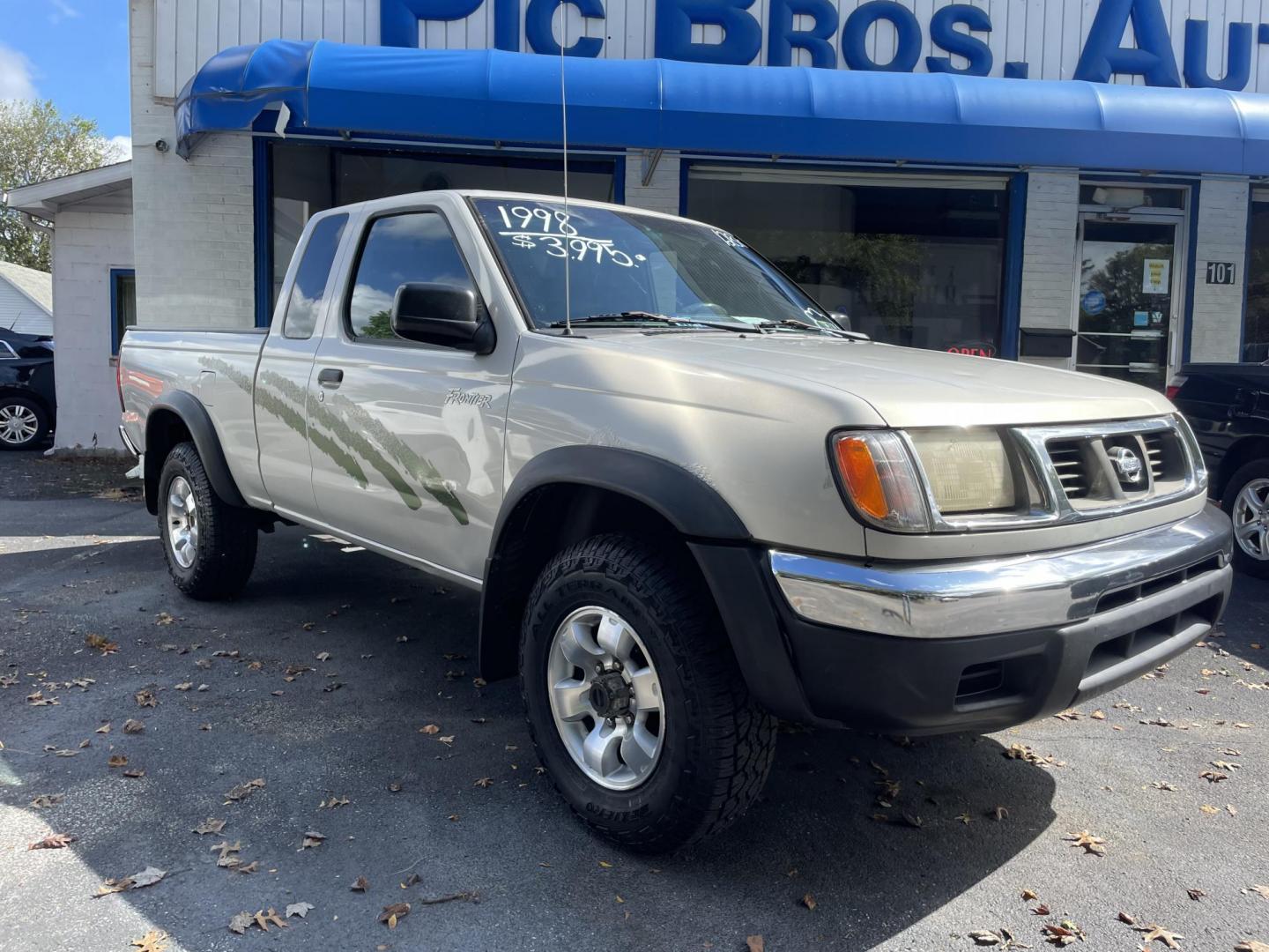 1998 Nissan Frontier SE King Cab 4WD (1N6DD26Y9WC) with an 2.4L L4 DOHC 16V engine, 5-Speed Manual Overdrive transmission, located at 101 N. Main Street, Muncy, PA, 17756, (570) 546-5462, 41.207691, -76.785942 - Photo#1