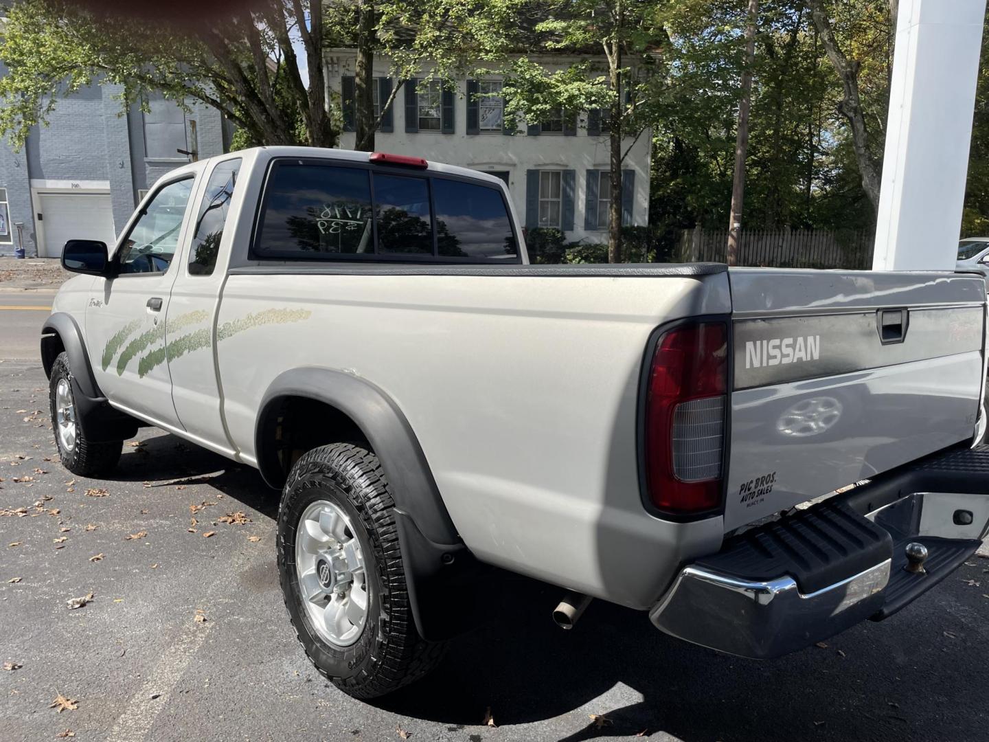 1998 Nissan Frontier SE King Cab 4WD (1N6DD26Y9WC) with an 2.4L L4 DOHC 16V engine, 5-Speed Manual Overdrive transmission, located at 101 N. Main Street, Muncy, PA, 17756, (570) 546-5462, 41.207691, -76.785942 - Photo#2