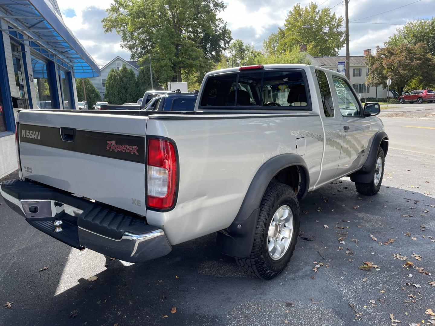 1998 Nissan Frontier SE King Cab 4WD (1N6DD26Y9WC) with an 2.4L L4 DOHC 16V engine, 5-Speed Manual Overdrive transmission, located at 101 N. Main Street, Muncy, PA, 17756, (570) 546-5462, 41.207691, -76.785942 - Photo#3
