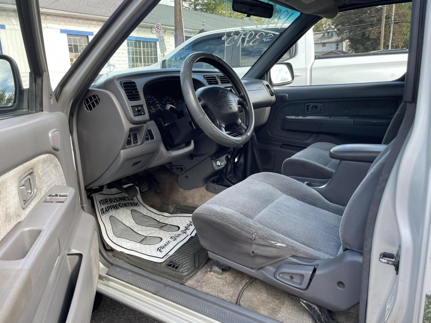 1998 Nissan Frontier SE King Cab 4WD (1N6DD26Y9WC) with an 2.4L L4 DOHC 16V engine, 5-Speed Manual Overdrive transmission, located at 101 N. Main Street, Muncy, PA, 17756, (570) 546-5462, 41.207691, -76.785942 - Photo#4