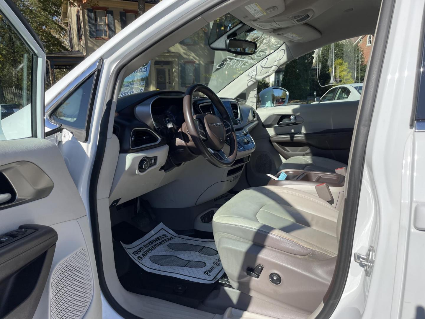 2017 White Chrysler Pacifica Touring (2C4RC1BG7HR) with an 3.6L V6 DOHC 24V engine, 6A transmission, located at 101 N. Main Street, Muncy, PA, 17756, (570) 546-5462, 41.207691, -76.785942 - Photo#5