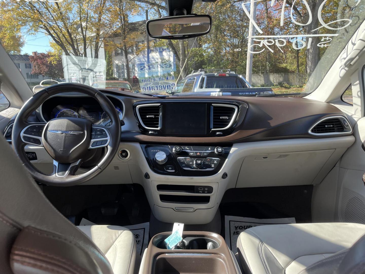 2017 White Chrysler Pacifica Touring (2C4RC1BG7HR) with an 3.6L V6 DOHC 24V engine, 6A transmission, located at 101 N. Main Street, Muncy, PA, 17756, (570) 546-5462, 41.207691, -76.785942 - Photo#4