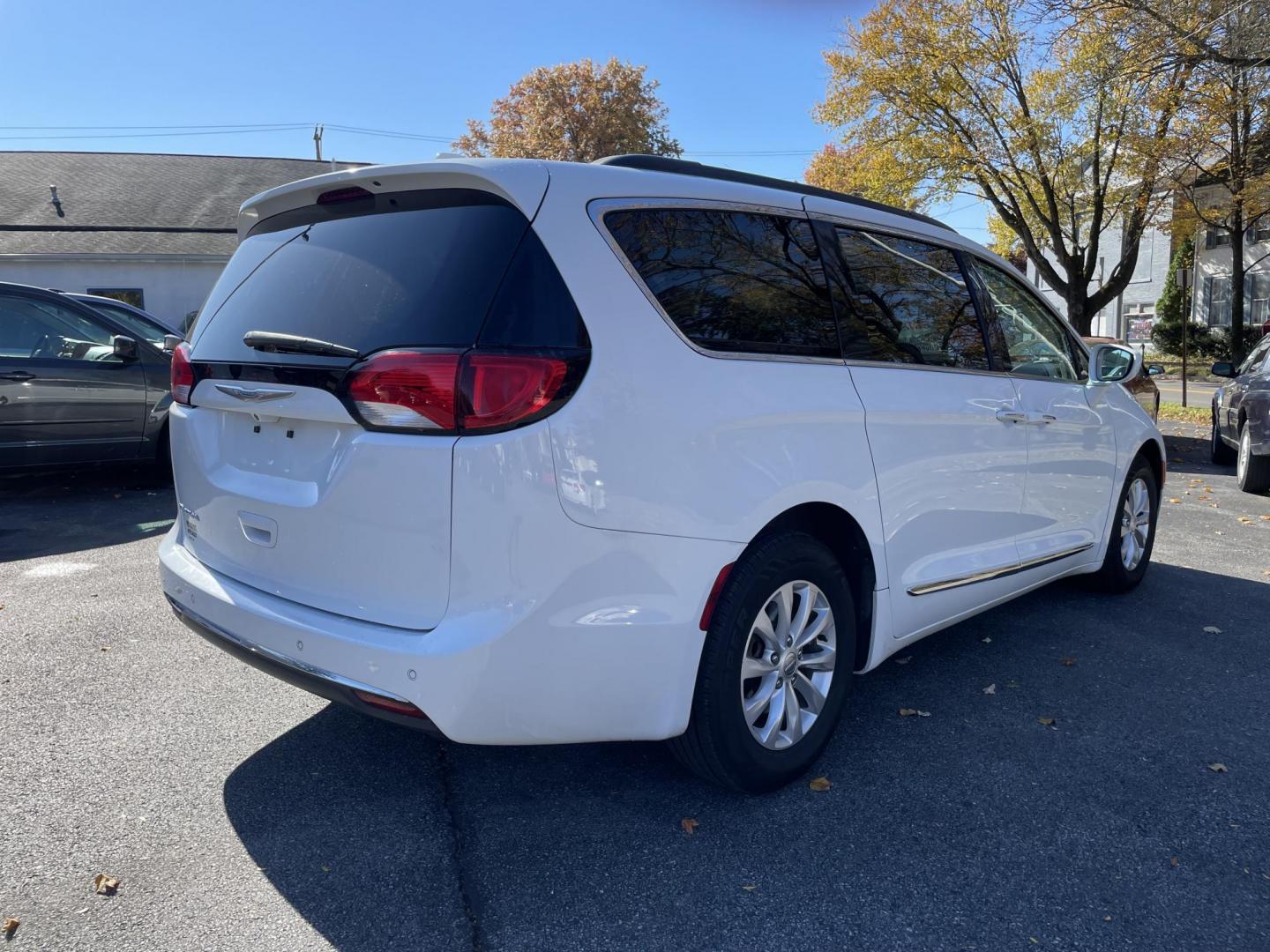 2017 White Chrysler Pacifica Touring (2C4RC1BG7HR) with an 3.6L V6 DOHC 24V engine, 6A transmission, located at 101 N. Main Street, Muncy, PA, 17756, (570) 546-5462, 41.207691, -76.785942 - Photo#3