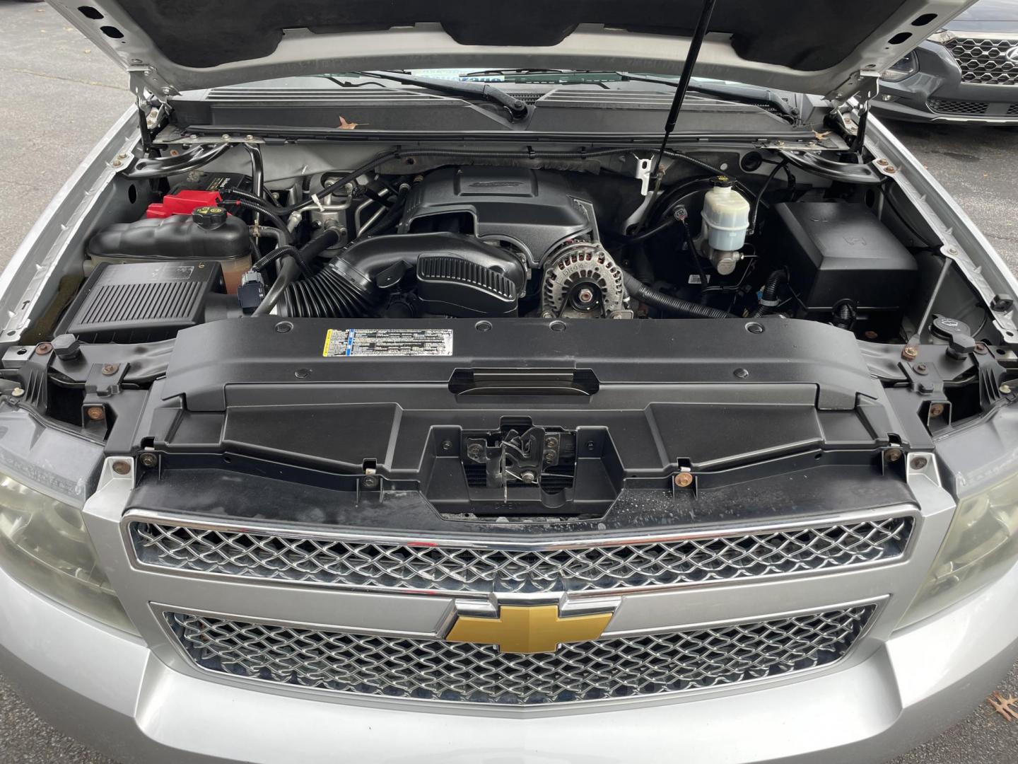 2011 Chevrolet Suburban LT 1500 4WD (1GNSKJE35BR) with an 5.3L V8 OHV 16V FFV engine, 4-Speed Automatic transmission, located at 101 N. Main Street, Muncy, PA, 17756, (570) 546-5462, 41.207691, -76.785942 - Photo#11