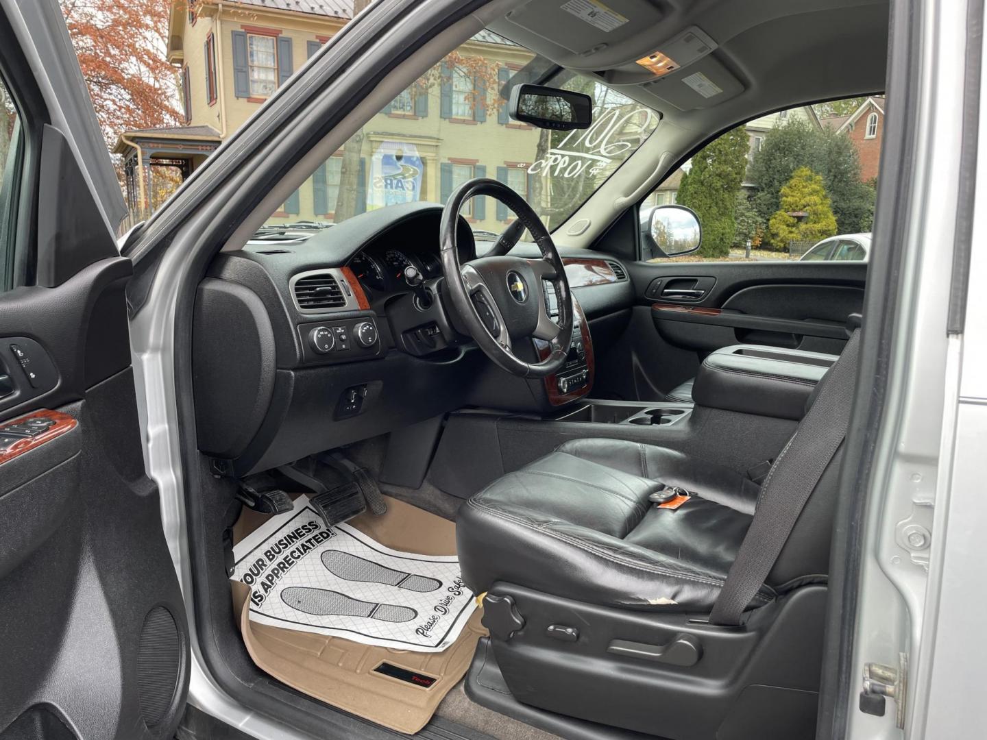 2011 Chevrolet Suburban LT 1500 4WD (1GNSKJE35BR) with an 5.3L V8 OHV 16V FFV engine, 4-Speed Automatic transmission, located at 101 N. Main Street, Muncy, PA, 17756, (570) 546-5462, 41.207691, -76.785942 - Photo#7