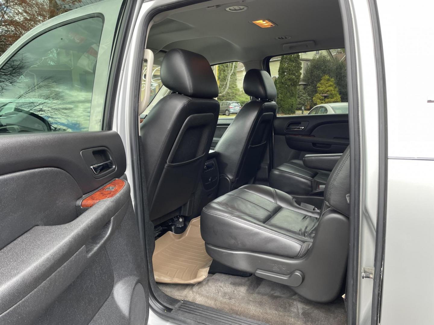 2011 Chevrolet Suburban LT 1500 4WD (1GNSKJE35BR) with an 5.3L V8 OHV 16V FFV engine, 4-Speed Automatic transmission, located at 101 N. Main Street, Muncy, PA, 17756, (570) 546-5462, 41.207691, -76.785942 - Photo#8