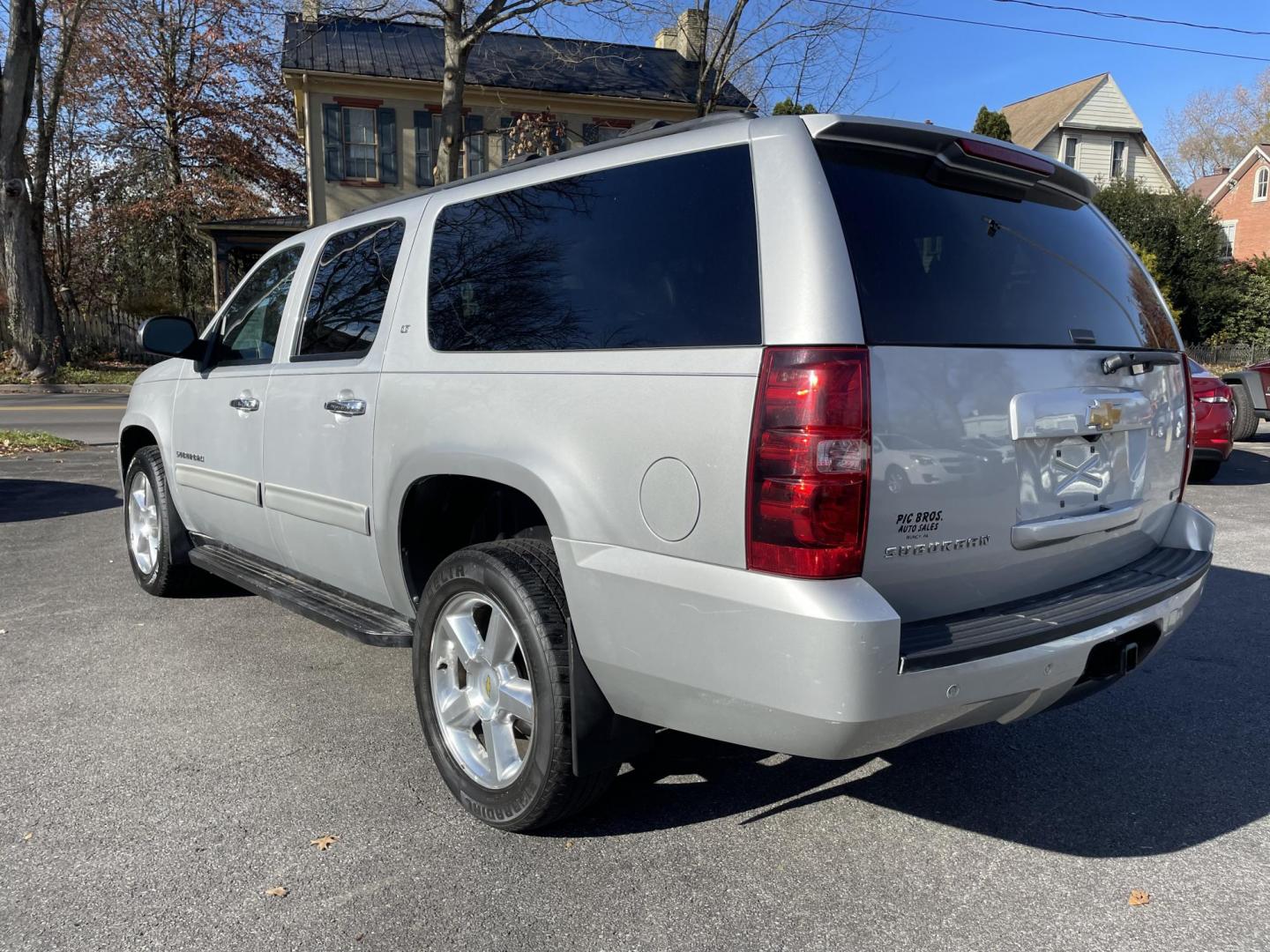 2011 Chevrolet Suburban LT 1500 4WD (1GNSKJE35BR) with an 5.3L V8 OHV 16V FFV engine, 4-Speed Automatic transmission, located at 101 N. Main Street, Muncy, PA, 17756, (570) 546-5462, 41.207691, -76.785942 - Photo#2