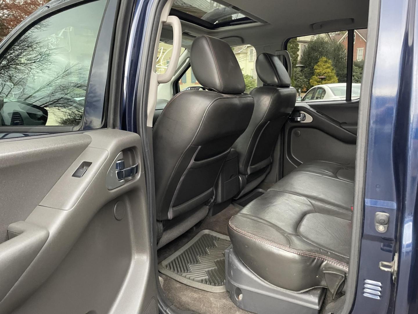 2010 BLUE /black Nissan Frontier LE Crew Cab 4WD (1N6AD0EV0AC) with an 4.0L V6 DOHC 24V engine, 5-Speed Automatic transmission, located at 101 N. Main Street, Muncy, PA, 17756, (570) 546-5462, 41.207691, -76.785942 - Photo#5