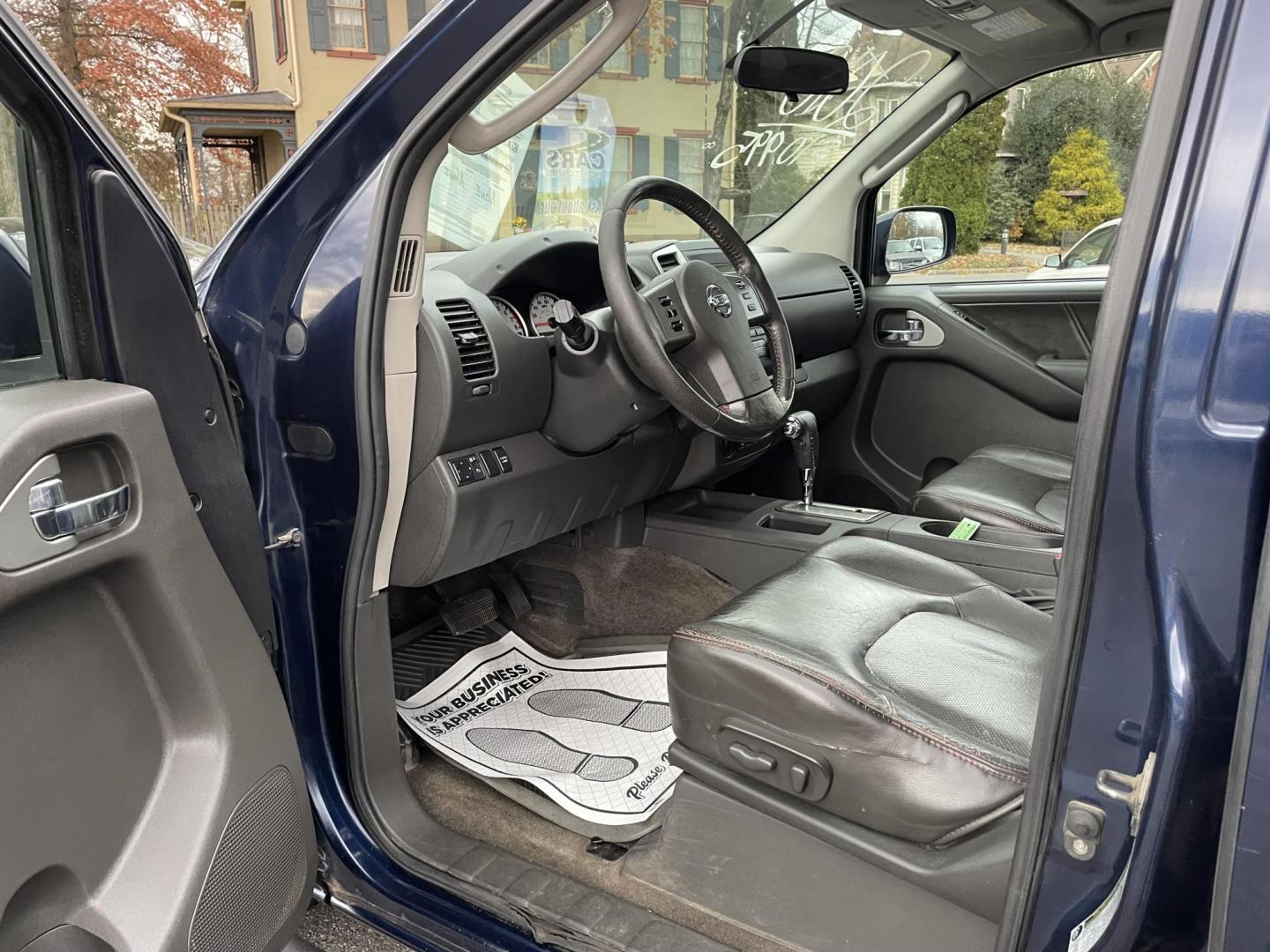 2010 BLUE /black Nissan Frontier LE Crew Cab 4WD (1N6AD0EV0AC) with an 4.0L V6 DOHC 24V engine, 5-Speed Automatic transmission, located at 101 N. Main Street, Muncy, PA, 17756, (570) 546-5462, 41.207691, -76.785942 - Photo#4