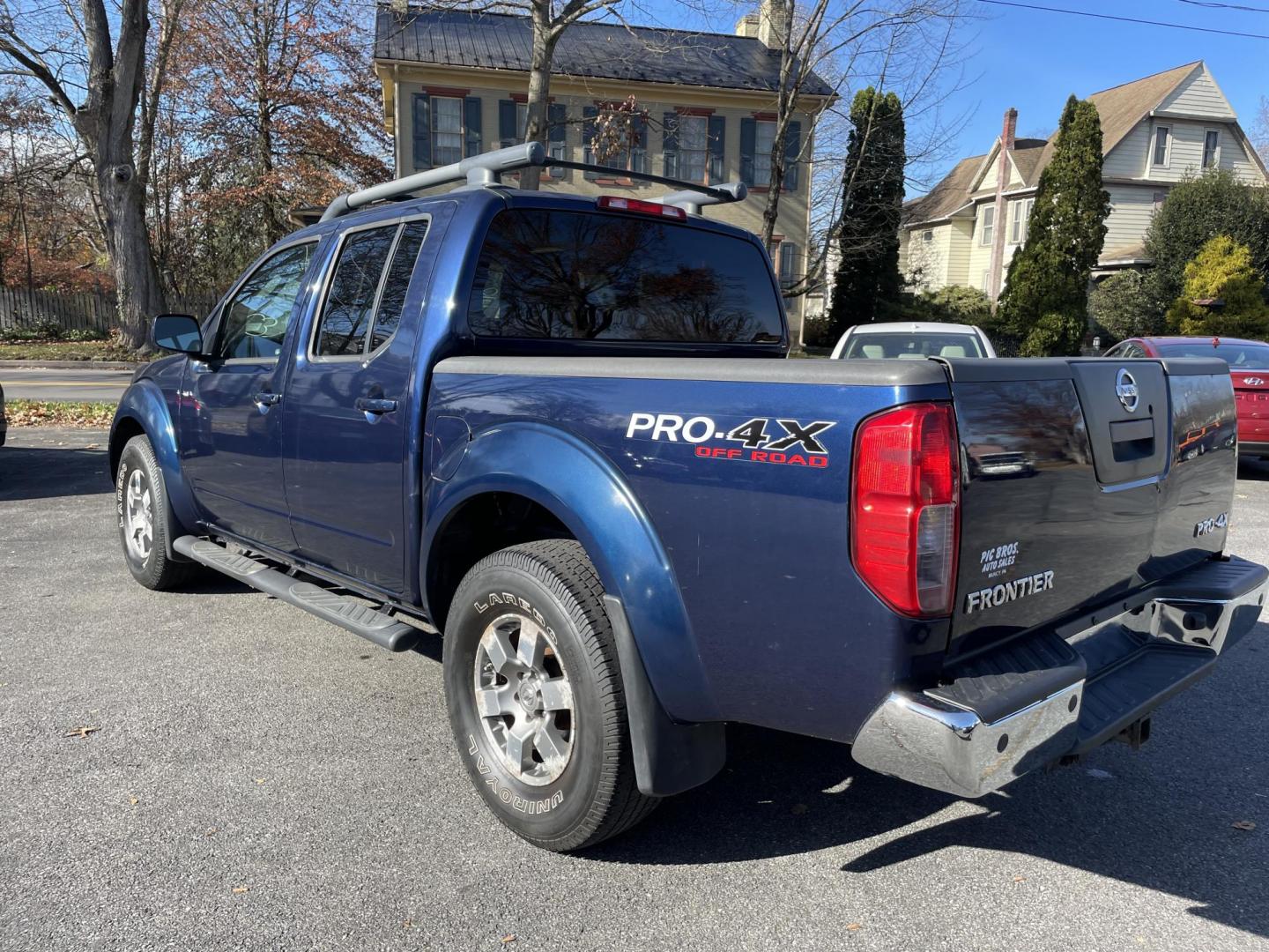 2010 BLUE /black Nissan Frontier LE Crew Cab 4WD (1N6AD0EV0AC) with an 4.0L V6 DOHC 24V engine, 5-Speed Automatic transmission, located at 101 N. Main Street, Muncy, PA, 17756, (570) 546-5462, 41.207691, -76.785942 - Photo#2