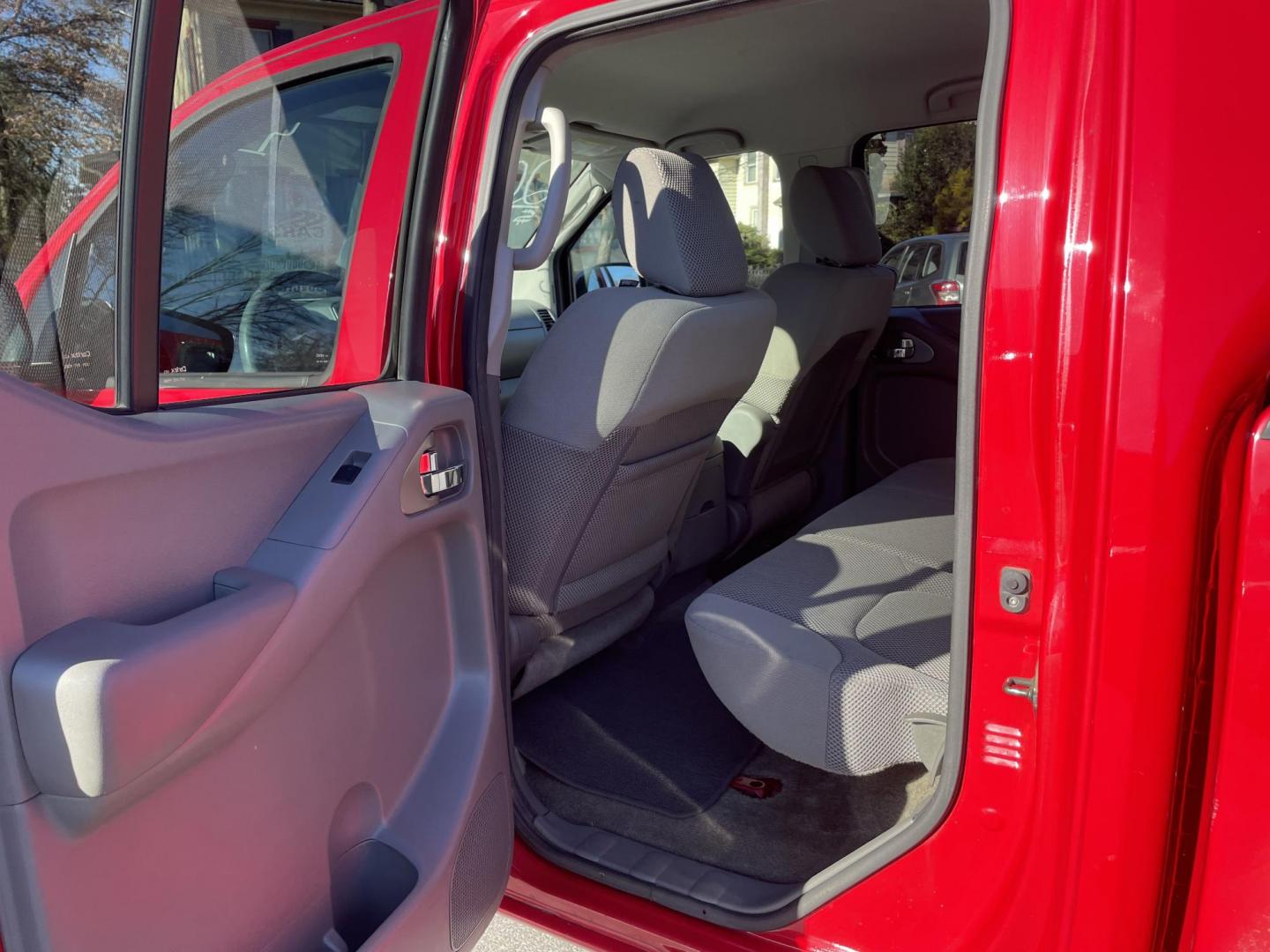 2011 Nissan Frontier SL Crew Cab 4WD (1N6AD0EV1BC) with an 4.0L V6 DOHC 24V engine, 5-Speed Automatic transmission, located at 101 N. Main Street, Muncy, PA, 17756, (570) 546-5462, 41.207691, -76.785942 - Photo#5