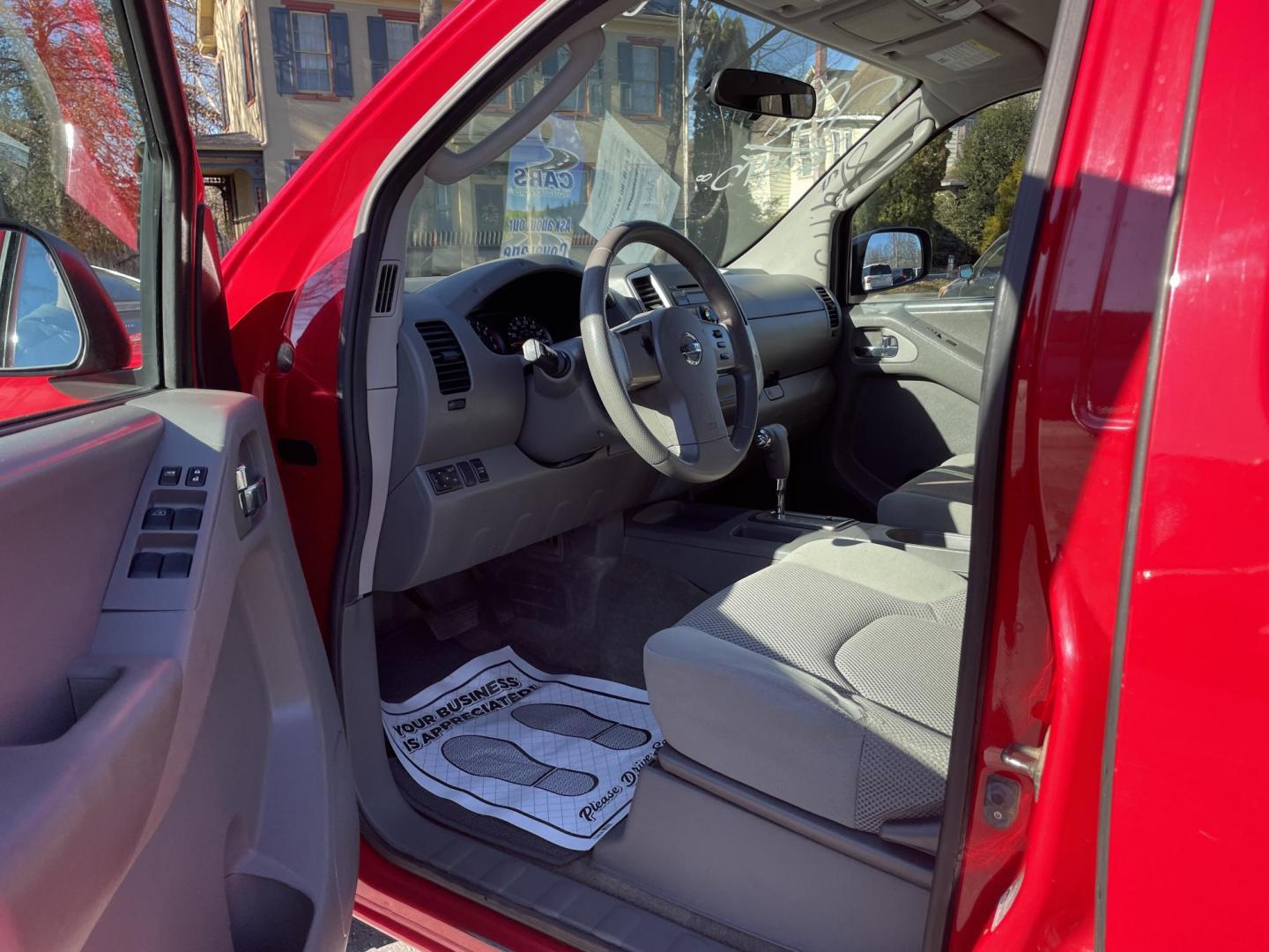 2011 Nissan Frontier SL Crew Cab 4WD (1N6AD0EV1BC) with an 4.0L V6 DOHC 24V engine, 5-Speed Automatic transmission, located at 101 N. Main Street, Muncy, PA, 17756, (570) 546-5462, 41.207691, -76.785942 - Photo#4