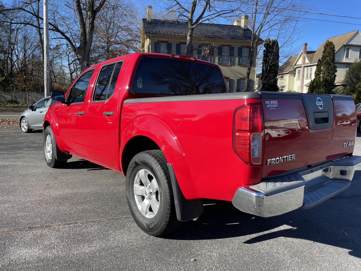 2011 Nissan Frontier SL Crew Cab 4WD (1N6AD0EV1BC) with an 4.0L V6 DOHC 24V engine, 5-Speed Automatic transmission, located at 101 N. Main Street, Muncy, PA, 17756, (570) 546-5462, 41.207691, -76.785942 - Photo#2