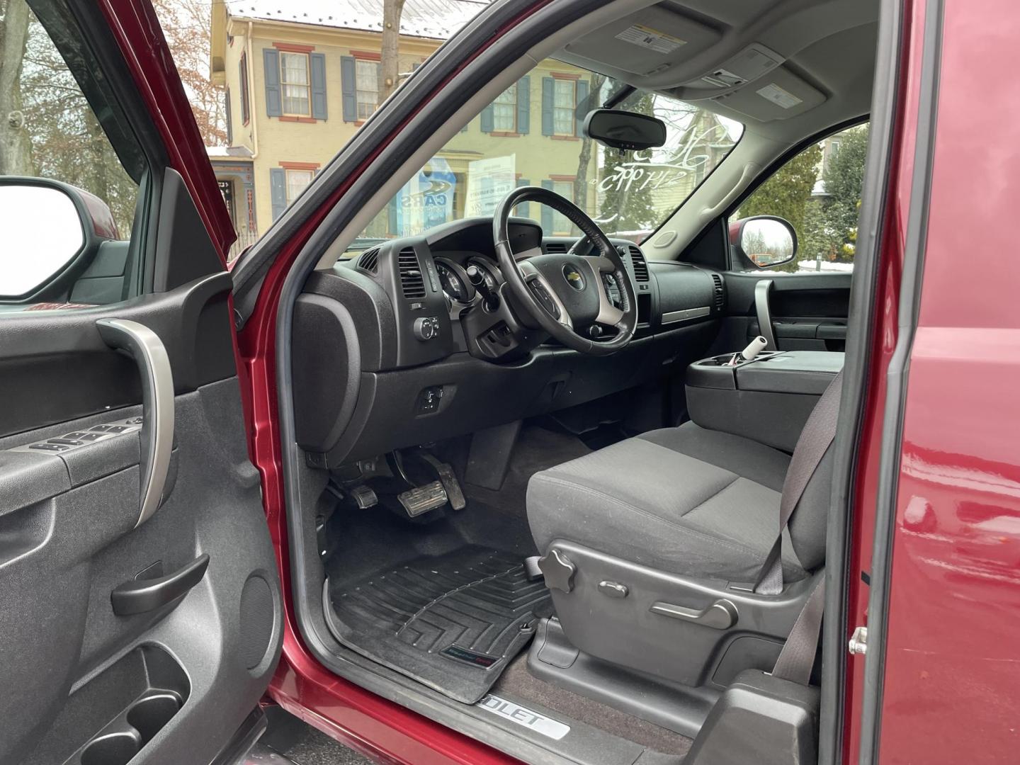 2013 Chevrolet Silverado 1500 LT Ext. Cab Long Box 4WD (1GCRKSE70DZ) with an 5.3L V8 OHV 16V FFV engine, 6-Speed Automatic transmission, located at 101 N. Main Street, Muncy, PA, 17756, (570) 546-5462, 41.207691, -76.785942 - Photo#5