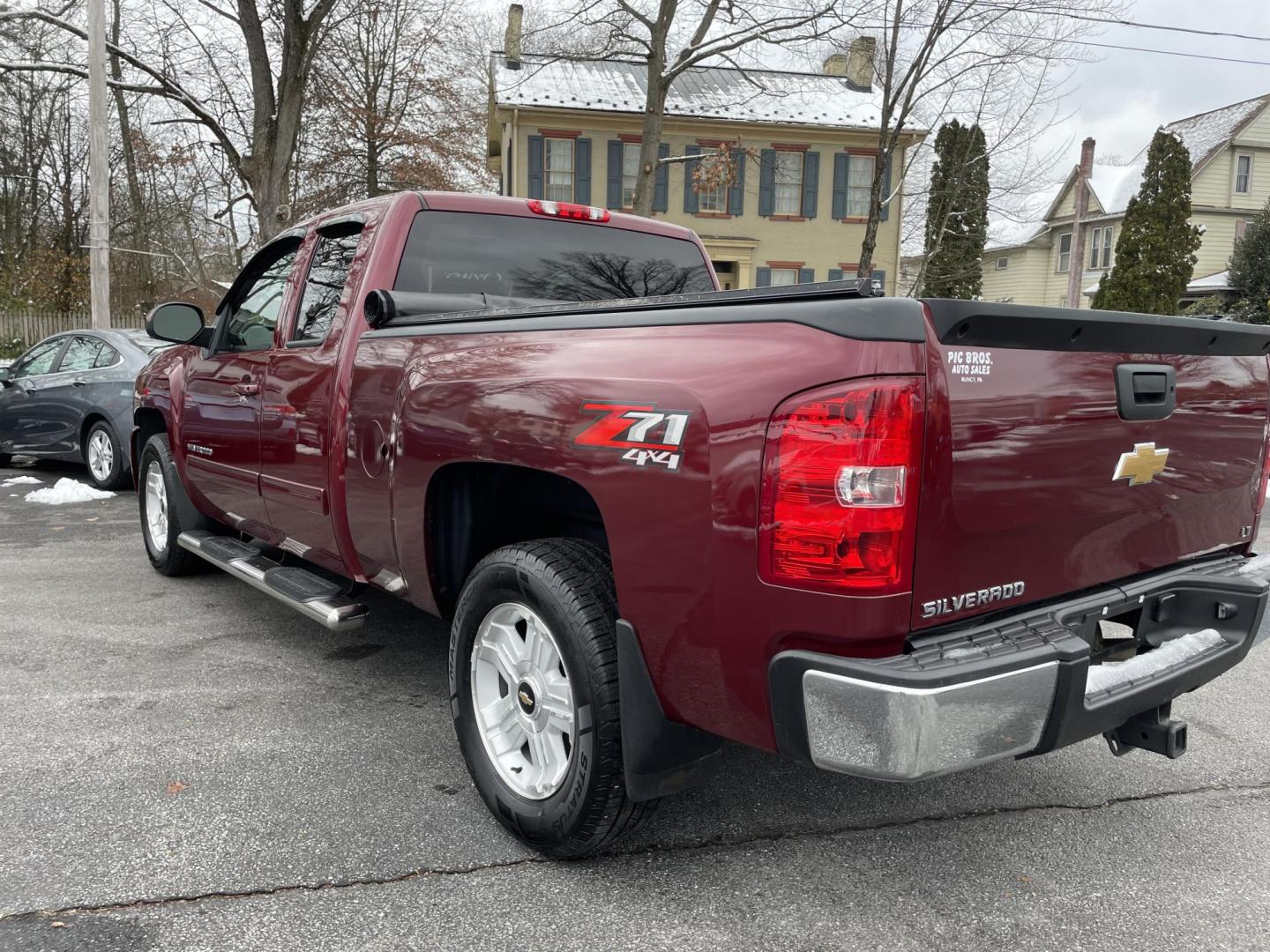 2013 Chevrolet Silverado 1500 LT Ext. Cab Long Box 4WD (1GCRKSE70DZ) with an 5.3L V8 OHV 16V FFV engine, 6-Speed Automatic transmission, located at 101 N. Main Street, Muncy, PA, 17756, (570) 546-5462, 41.207691, -76.785942 - Photo#2