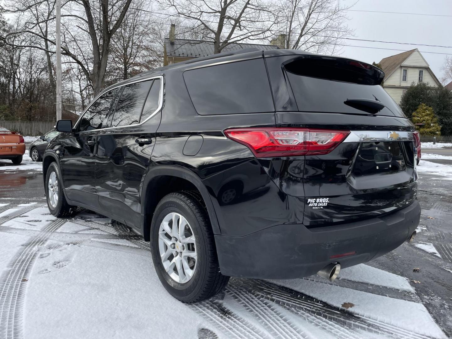 2019 black /black Chevrolet Traverse LT Cloth AWD (1GNEVGKW0KJ) with an 3.6L V6 DOHC 24V engine, 9A transmission, located at 101 N. Main Street, Muncy, PA, 17756, (570) 546-5462, 41.207691, -76.785942 - Photo#2