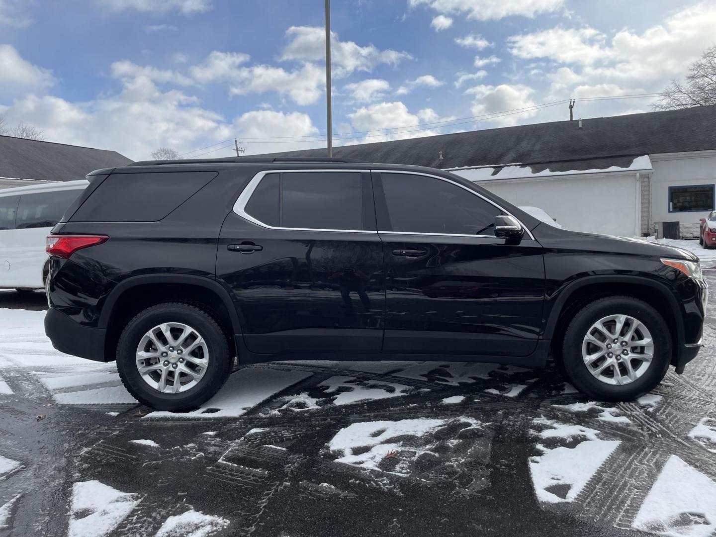 2019 black /black Chevrolet Traverse LT Cloth AWD (1GNEVGKW0KJ) with an 3.6L V6 DOHC 24V engine, 9A transmission, located at 101 N. Main Street, Muncy, PA, 17756, (570) 546-5462, 41.207691, -76.785942 - Photo#4