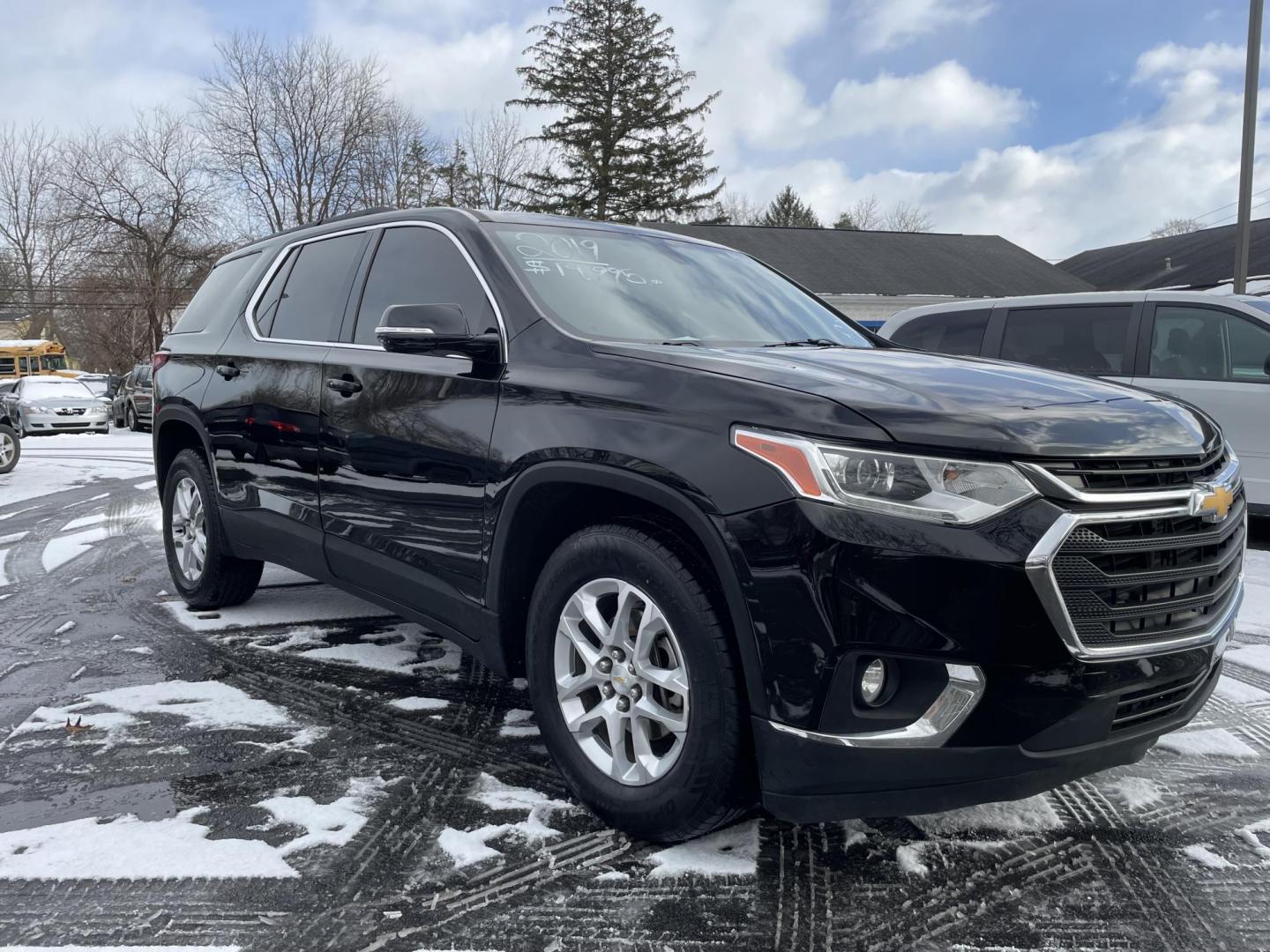 2019 black /black Chevrolet Traverse LT Cloth AWD (1GNEVGKW0KJ) with an 3.6L V6 DOHC 24V engine, 9A transmission, located at 101 N. Main Street, Muncy, PA, 17756, (570) 546-5462, 41.207691, -76.785942 - Photo#1