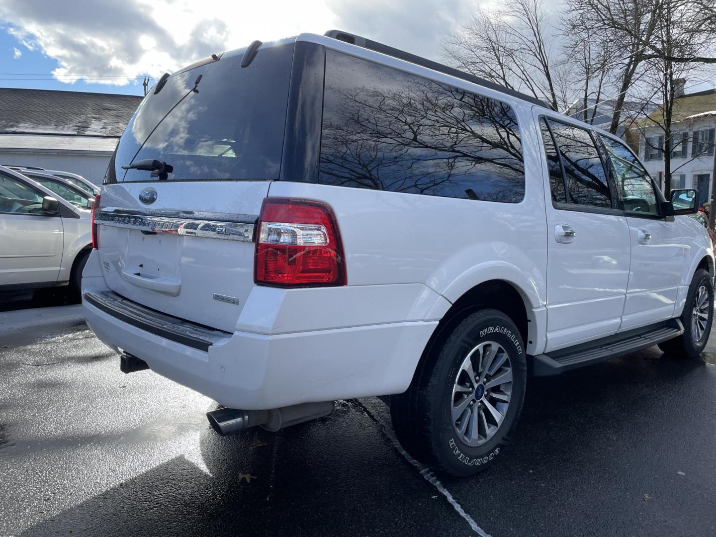 2017 White Ford Expedition EL XLT 4WD (1FMJK1JT8HE) with an 3.5L V6 DOHC 24V FFV engine, 6A transmission, located at 101 N. Main Street, Muncy, PA, 17756, (570) 546-5462, 41.207691, -76.785942 - Photo#3