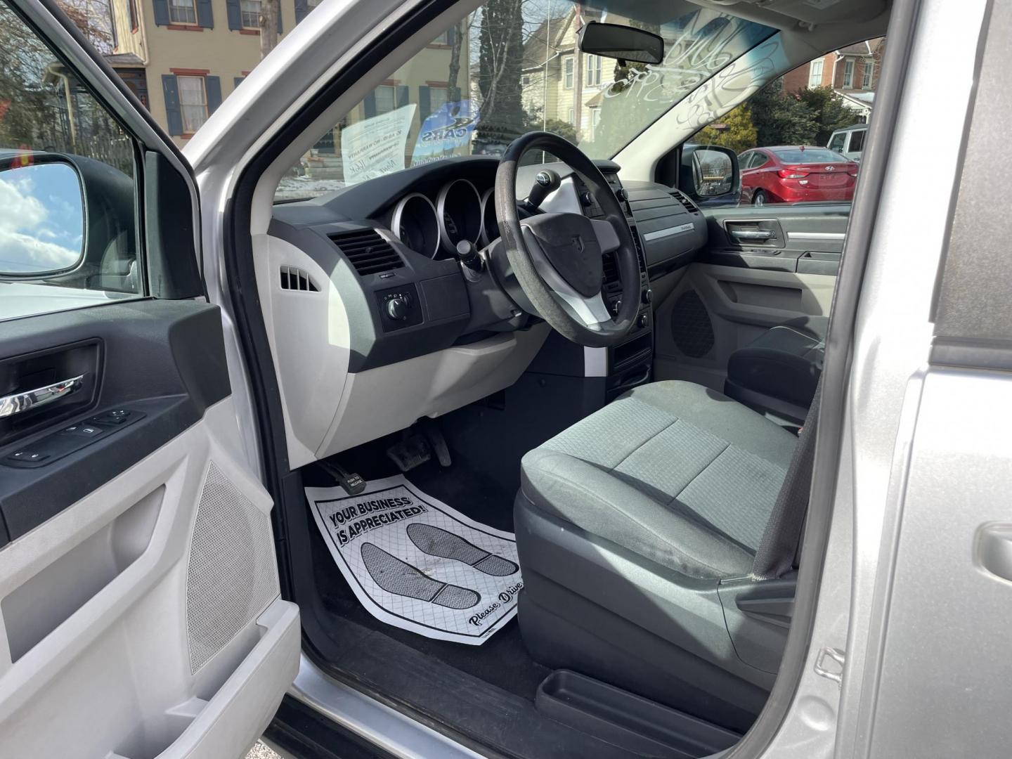 2010 Dodge Grand Caravan SE (2D4RN4DEXAR) with an 3.3L V6 OHV 12V engine, 4-Speed Automatic transmission, located at 101 N. Main Street, Muncy, PA, 17756, (570) 546-5462, 41.207691, -76.785942 - Photo#4