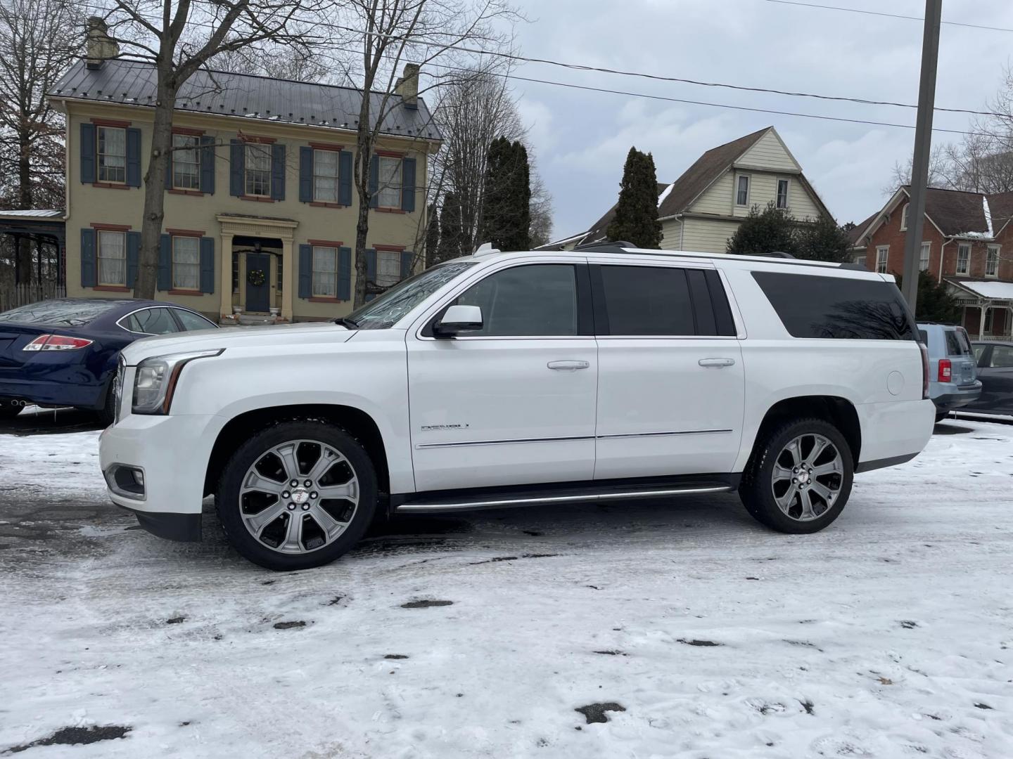 2017 White /black GMC Yukon XL Denali 4WD (1GKS2HKJ0HR) with an 6.2L V8 OHV 16V engine, 6A transmission, located at 101 N. Main Street, Muncy, PA, 17756, (570) 546-5462, 41.207691, -76.785942 - Photo#3